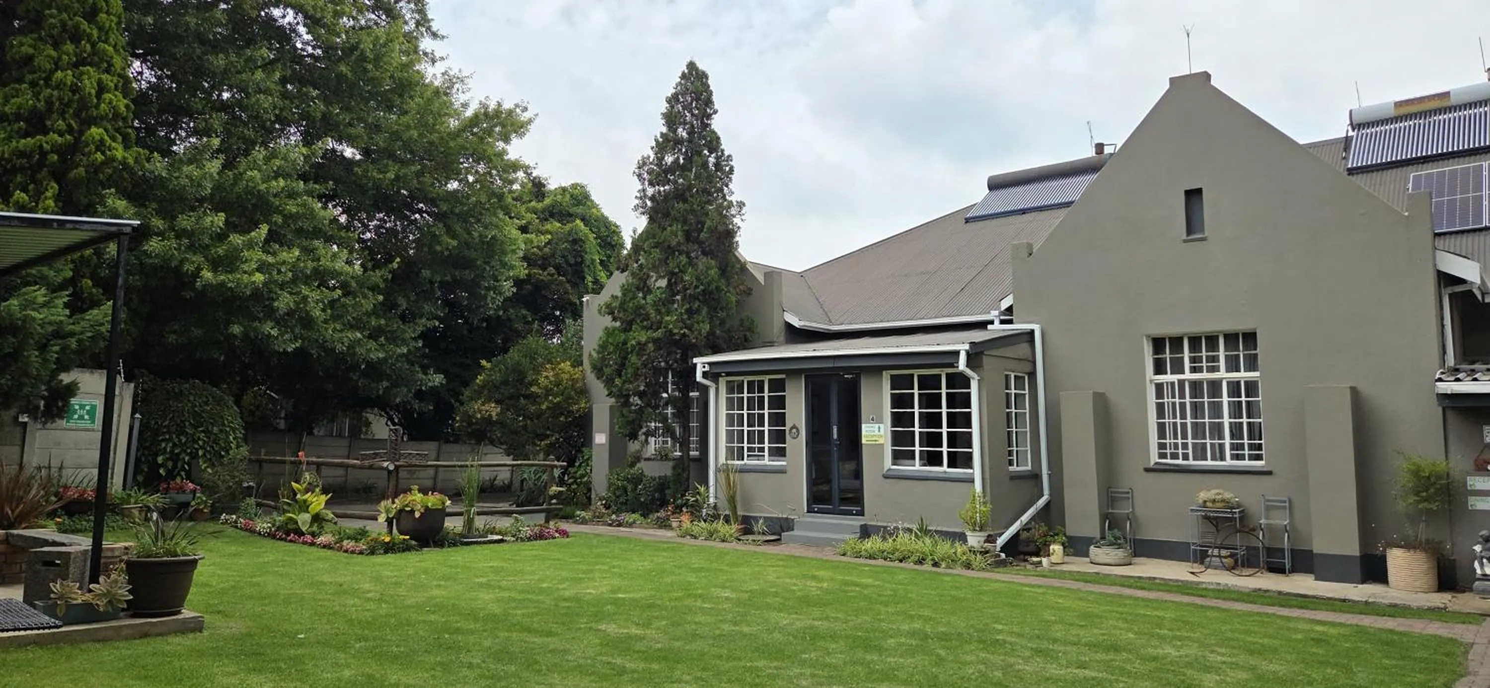 Property building in Bo Kamer Guesthouse