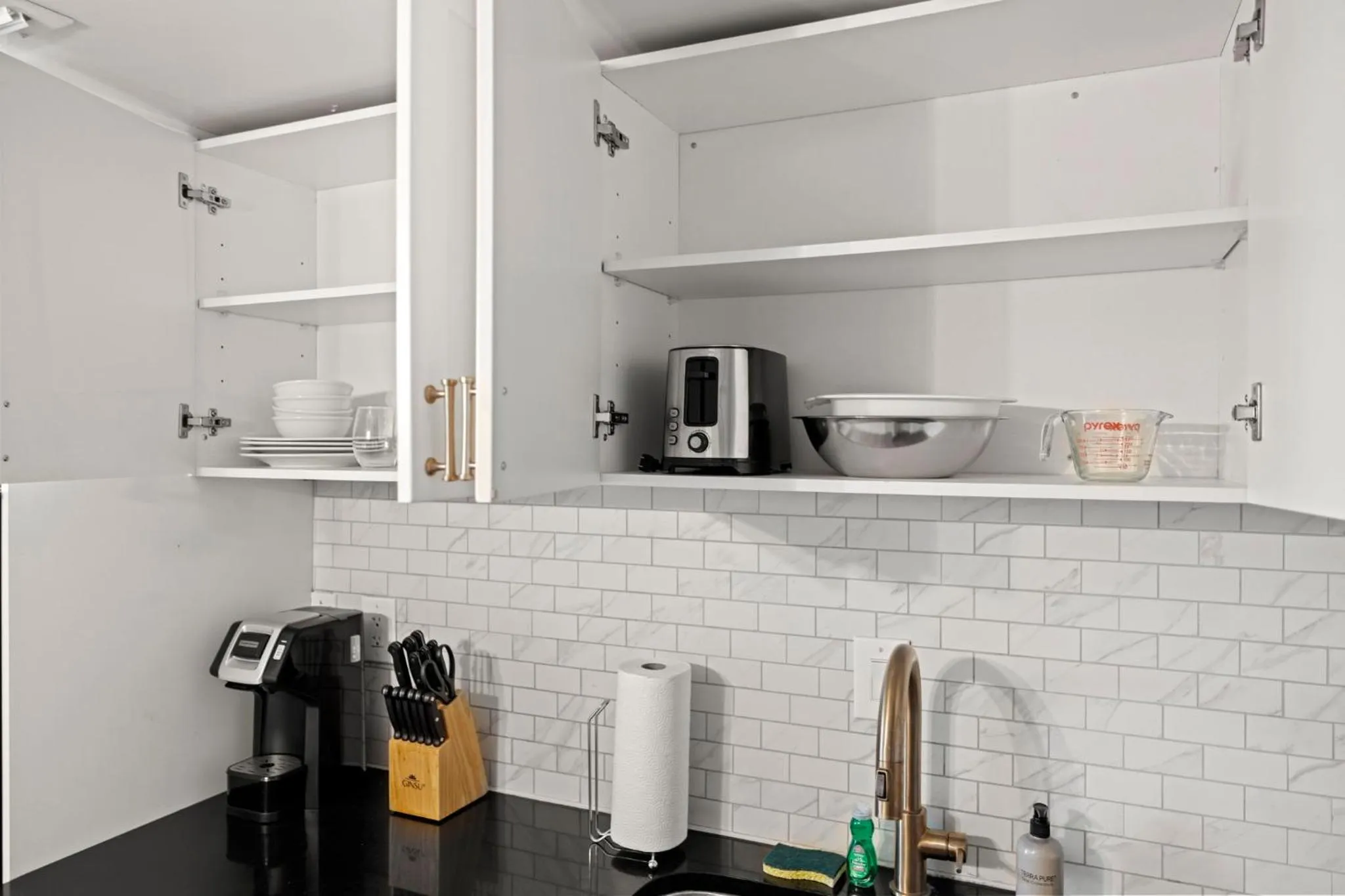 Coffee/tea facilities in The Maverick, powered by Placemakr - River Walk