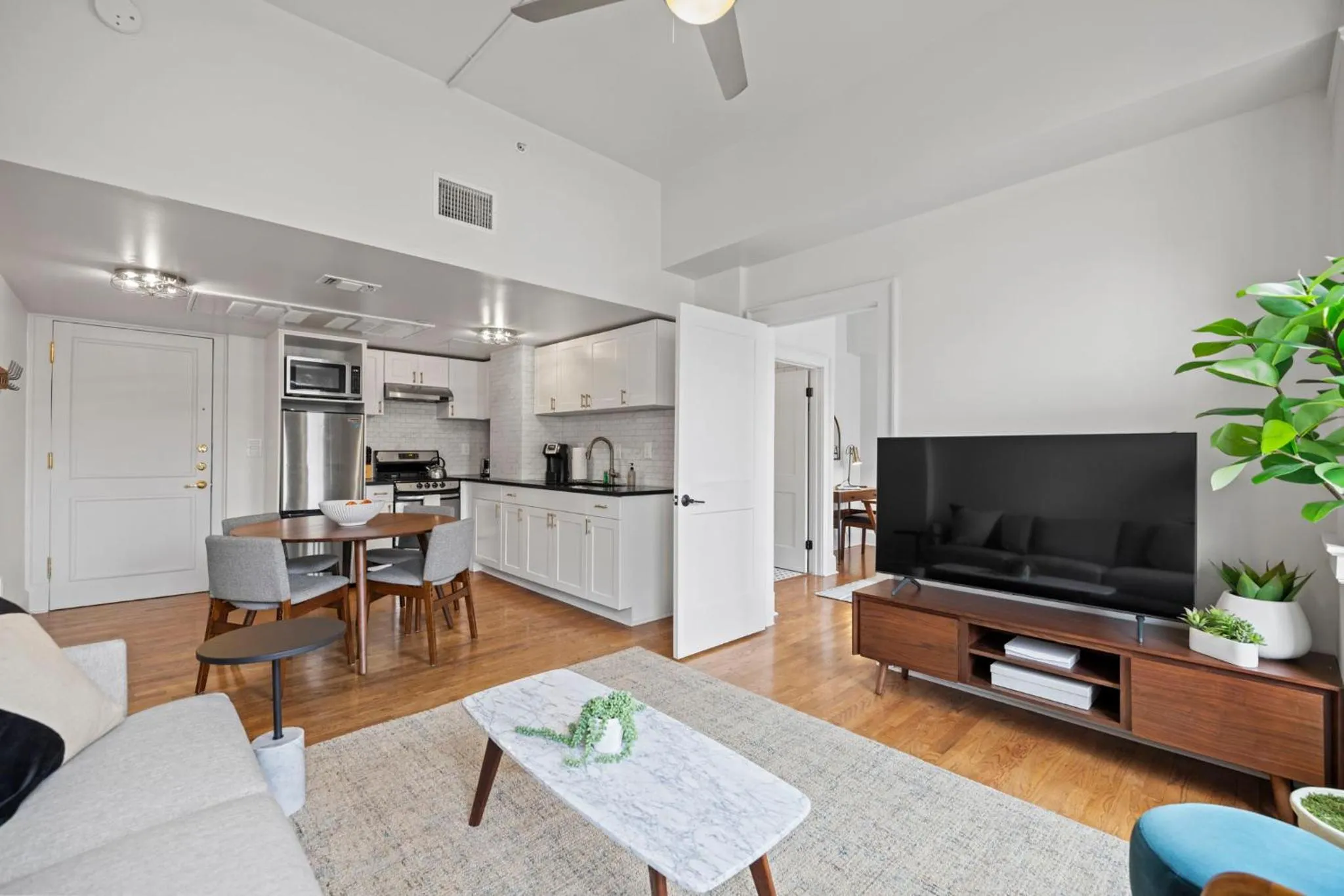 TV and multimedia in The Maverick, powered by Placemakr - River Walk