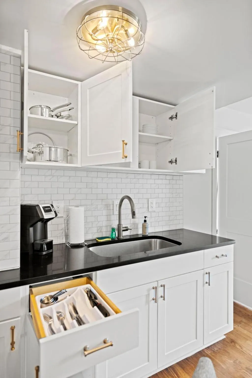 Kitchen or kitchenette in The Maverick, powered by Placemakr - River Walk