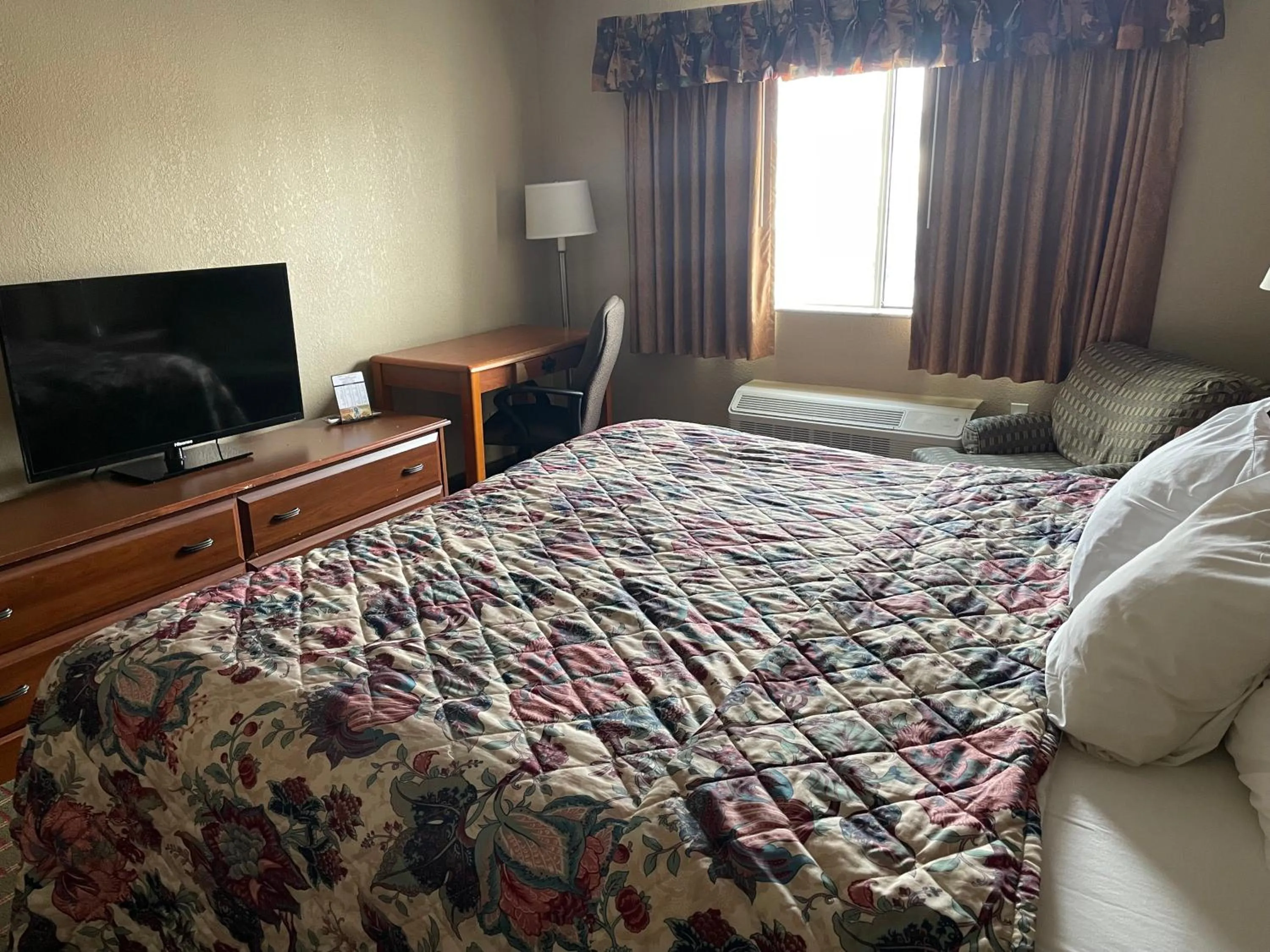 Photo of the whole room, Bed in Days Inn by Wyndham Sault Ste Marie MI