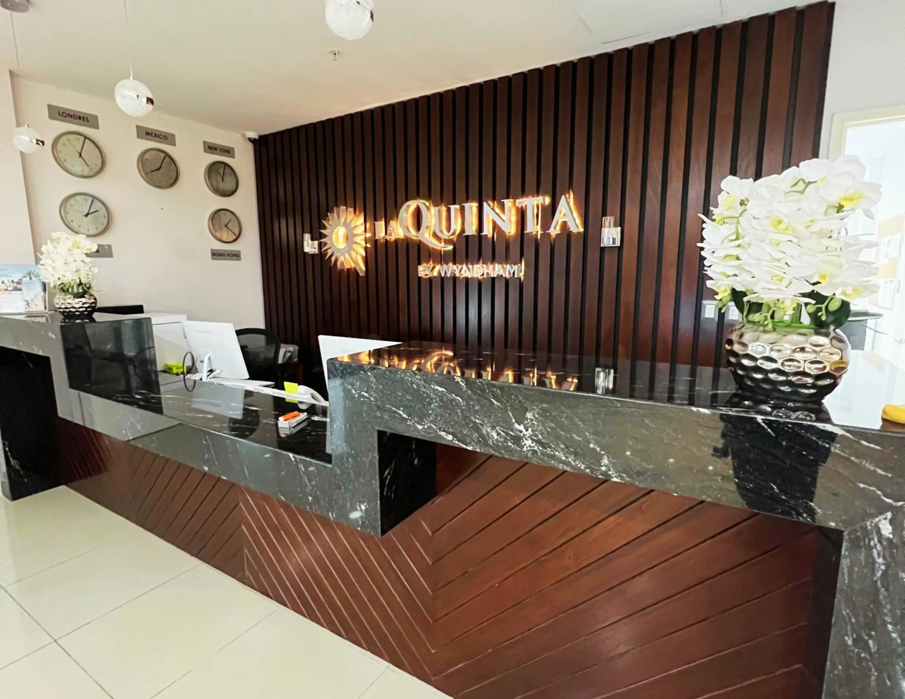 Lobby or reception in La Quinta by Wyndham Reynosa