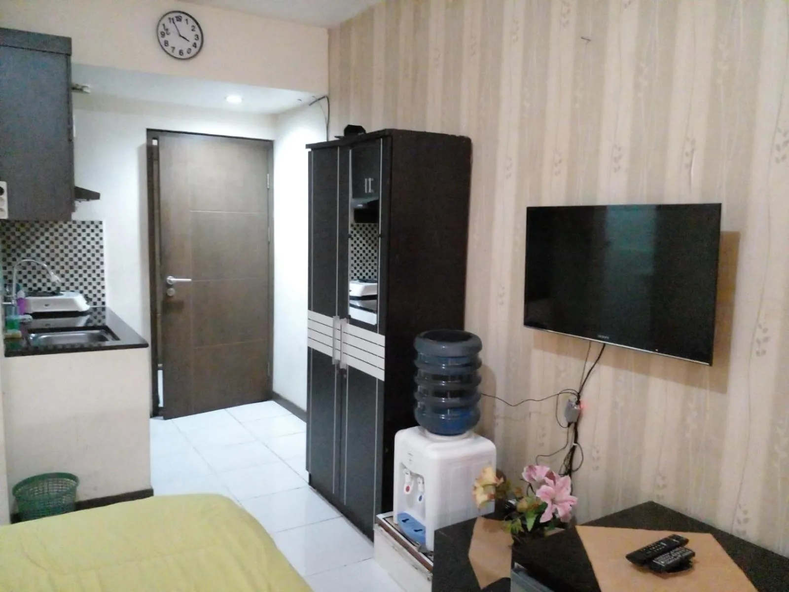TV and multimedia, Bed in GREENROOM Apartemen Bogor Valley