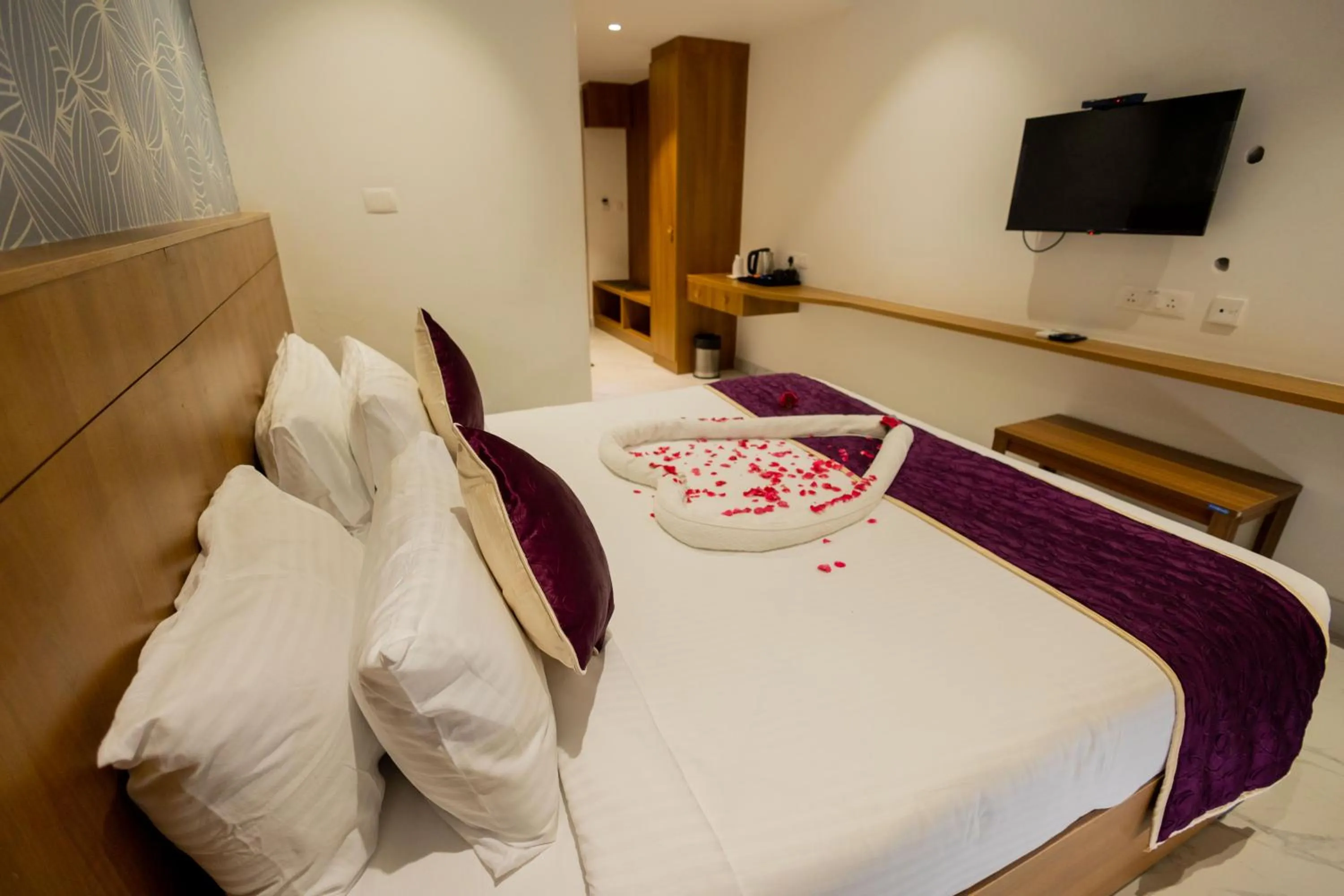 Property building, Bed in HOTEL VARDHA Inn