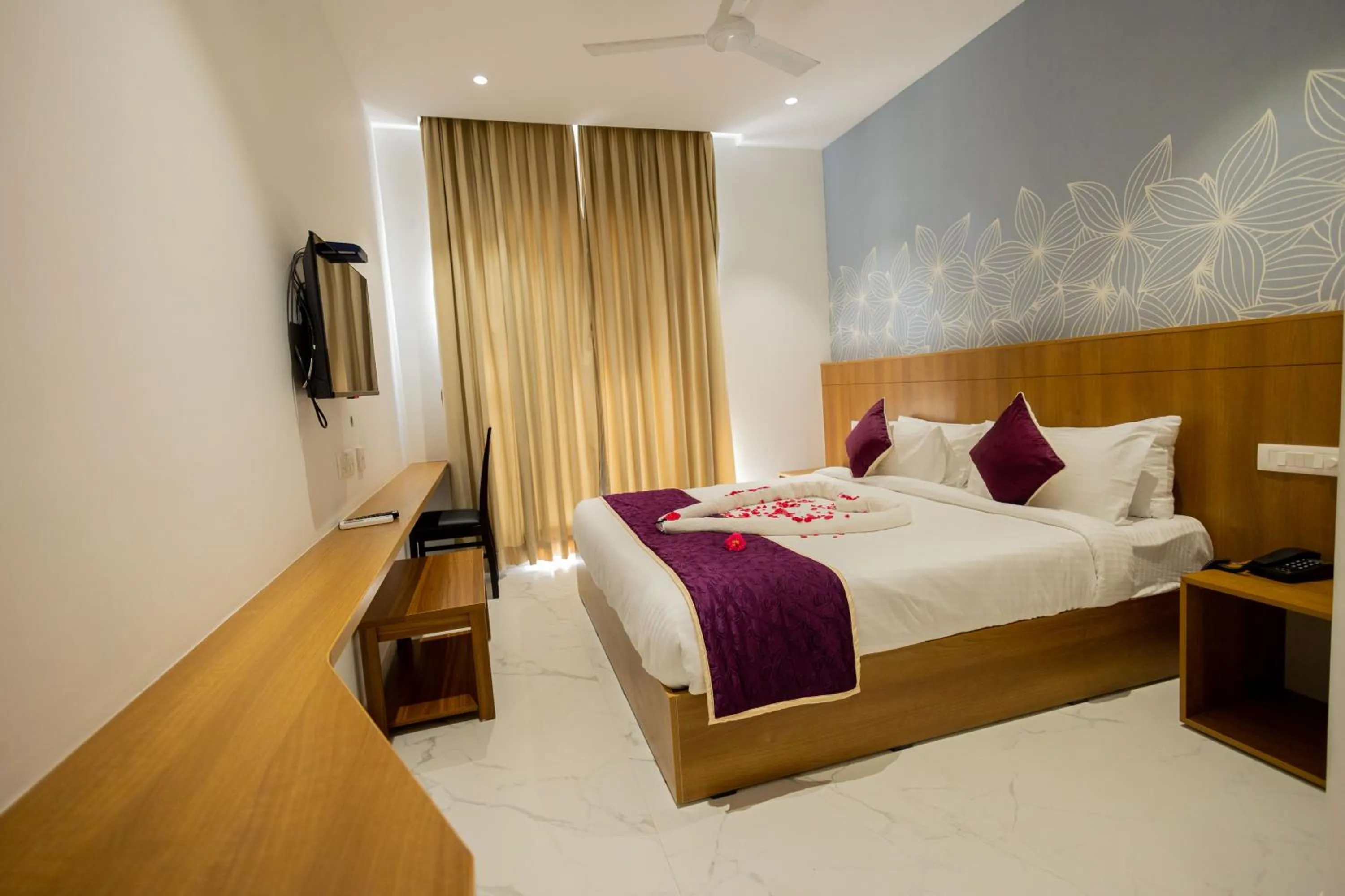 Property building, Bed in HOTEL VARDHA Inn