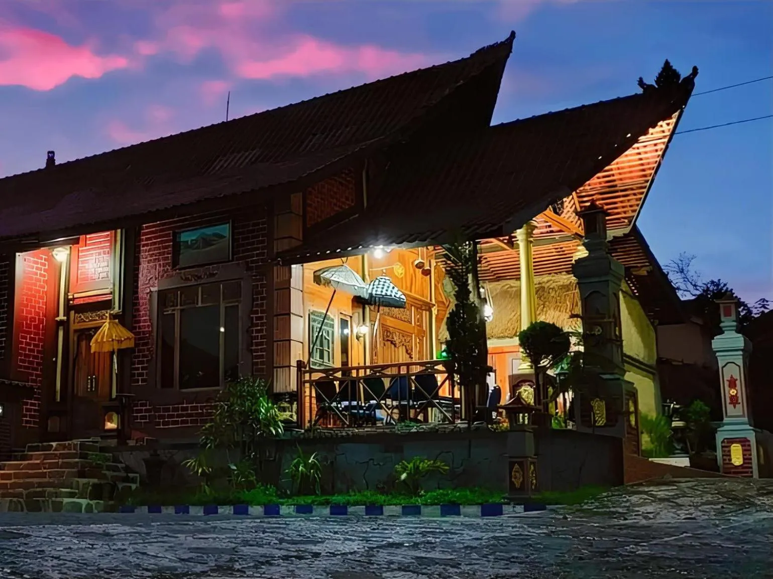 Property building in Yoschi's Hotel Bromo