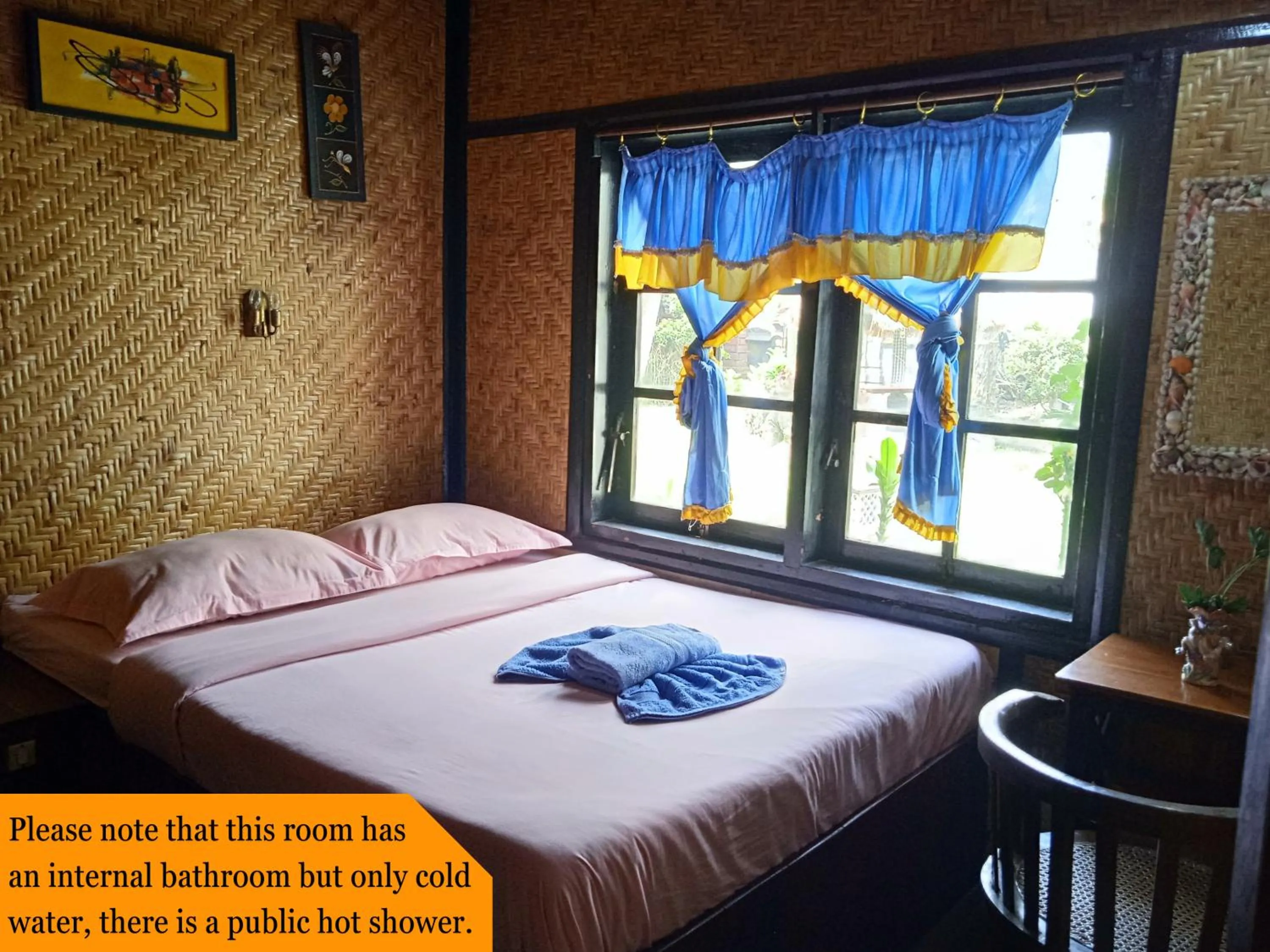 Bed in Yoschi's Hotel Bromo