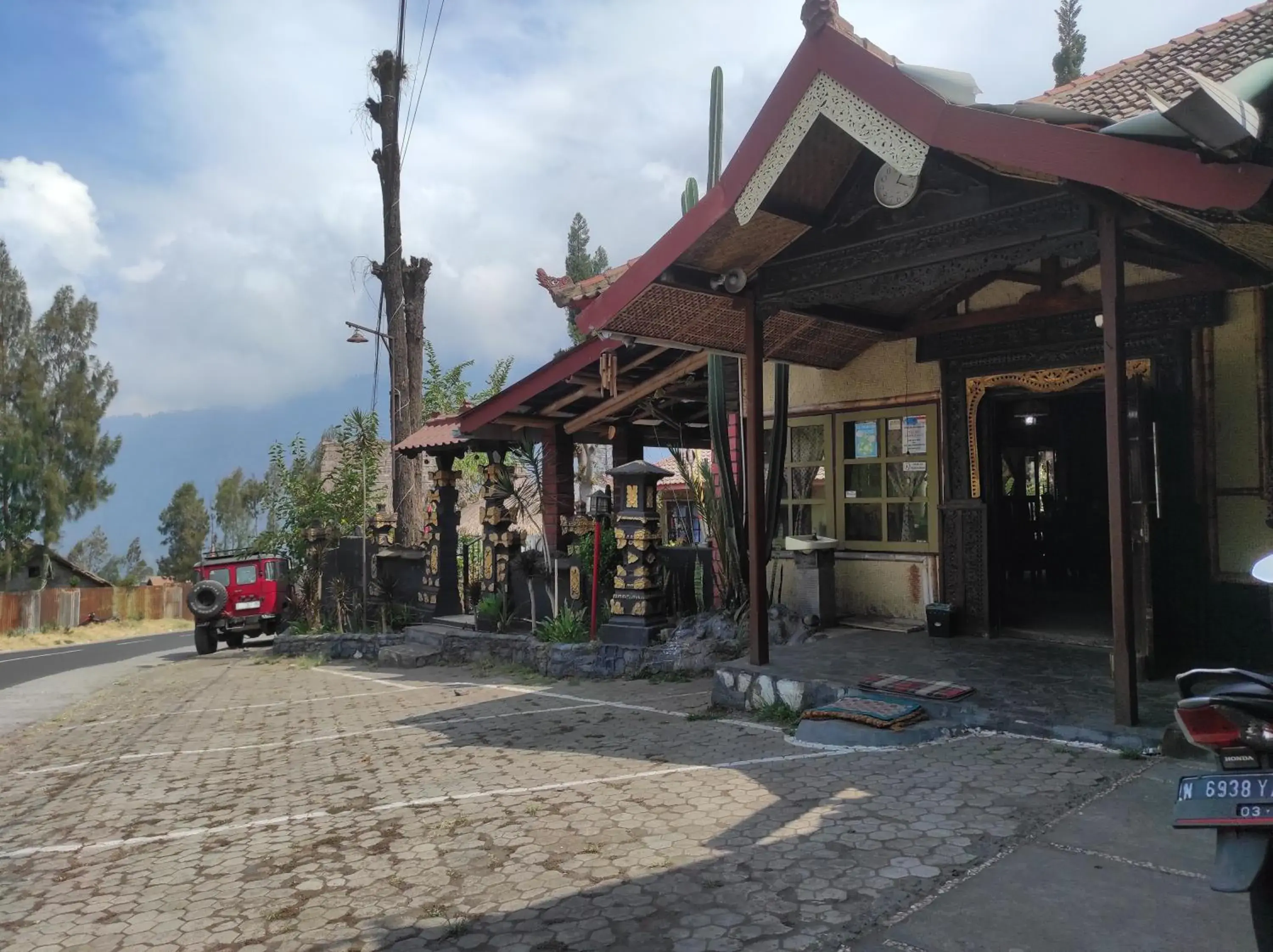 Property building in Yoschi's Hotel Bromo Property building in Yoschi's Hotel Bromo