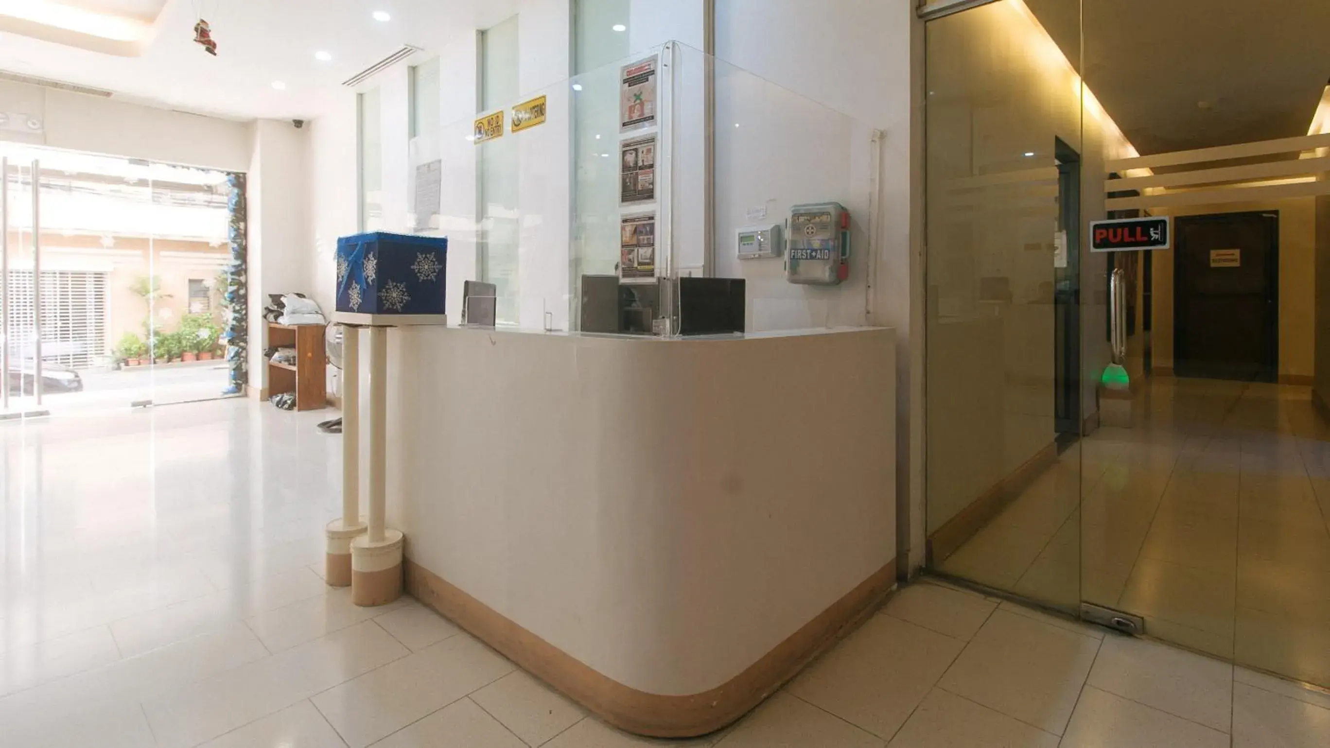 Lobby or reception in RedDoorz at TJMG by Bel Air Polaris Makati Lobby or reception in RedDoorz at TJMG by Bel Air Polaris Makati