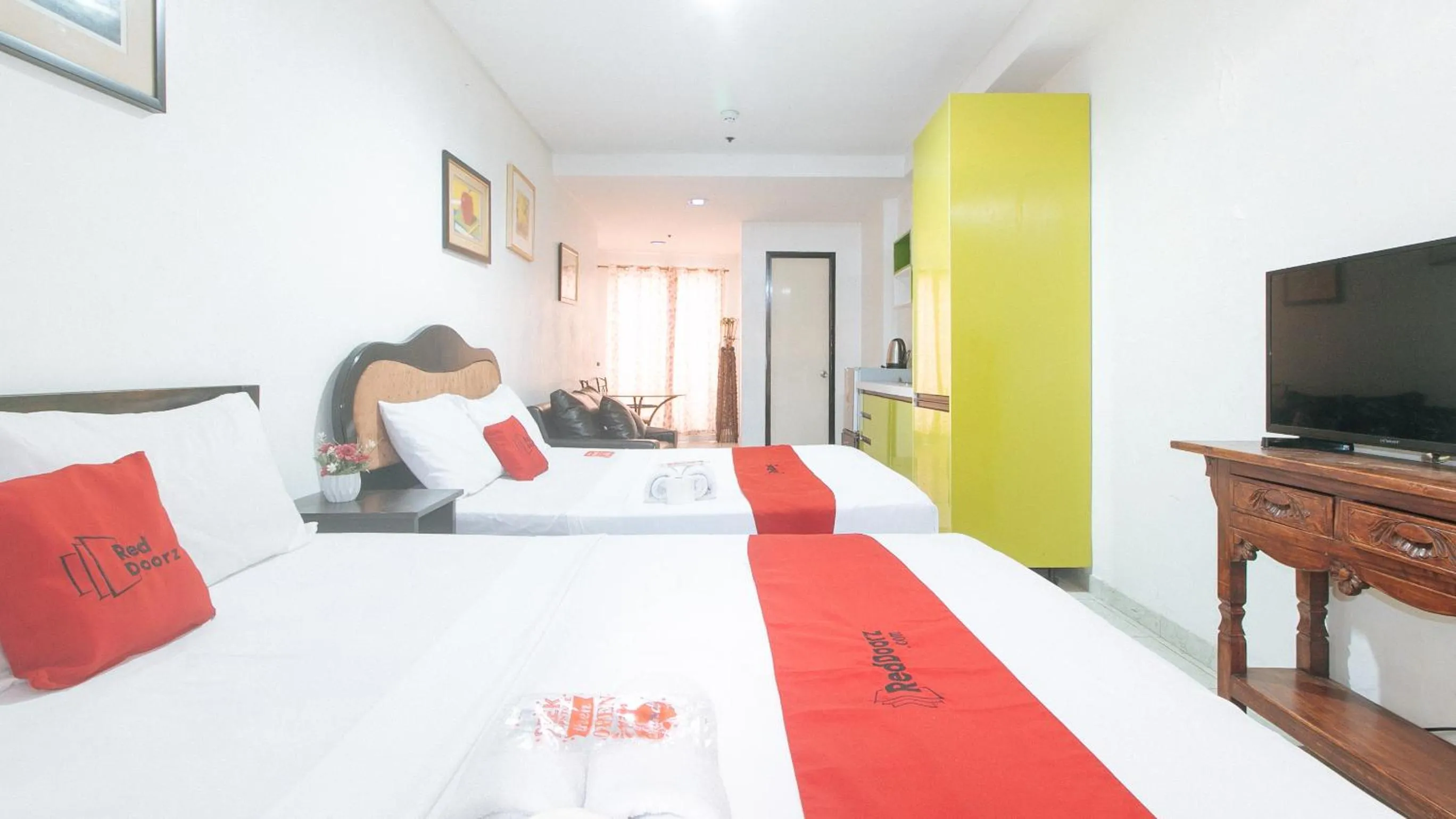 Bed in RedDoorz at TJMG by Bel Air Polaris Makati