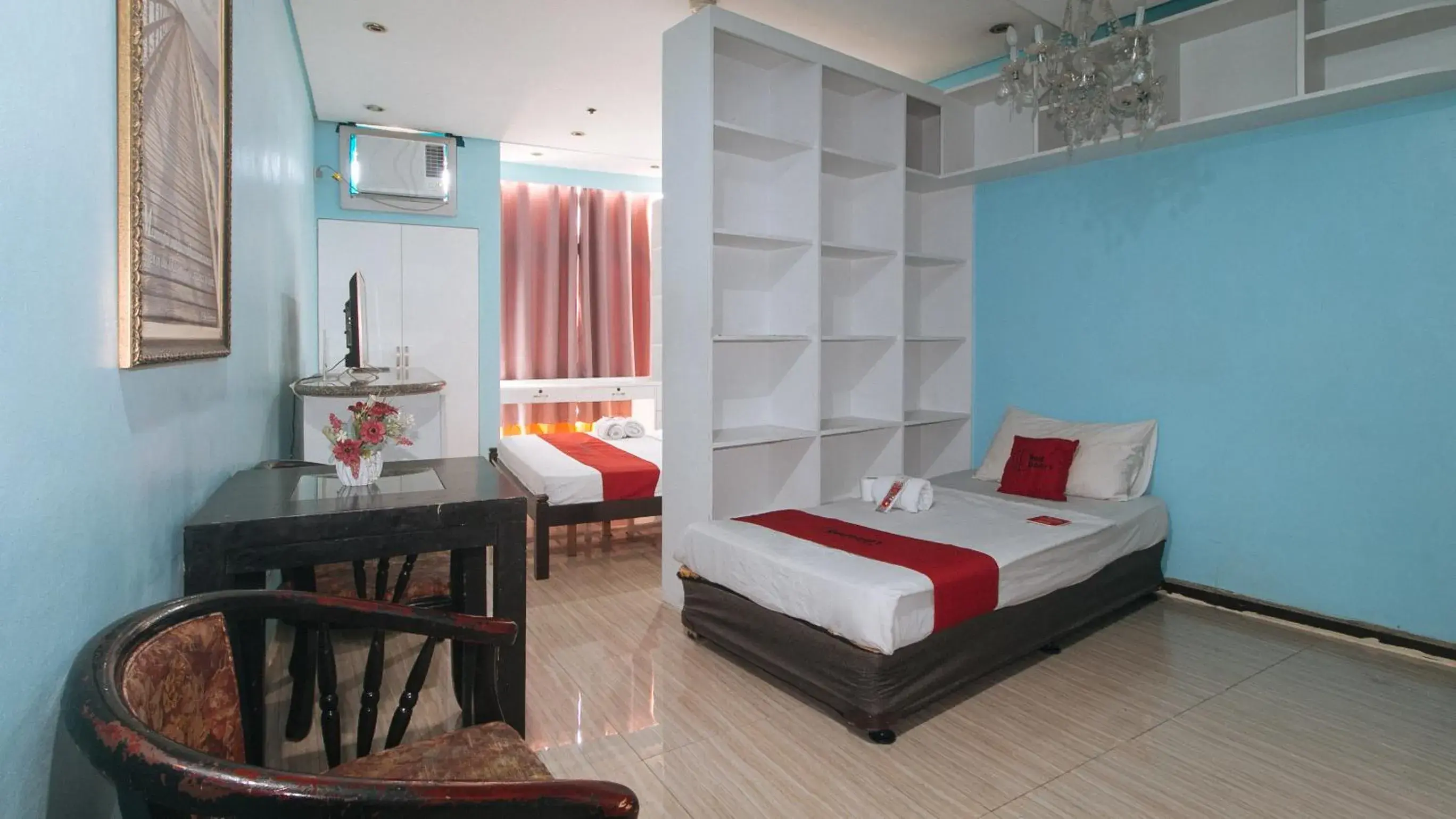 Triple Room in RedDoorz at TJMG by Bel Air Polaris Makati Triple Room in RedDoorz at TJMG by Bel Air Polaris Makati