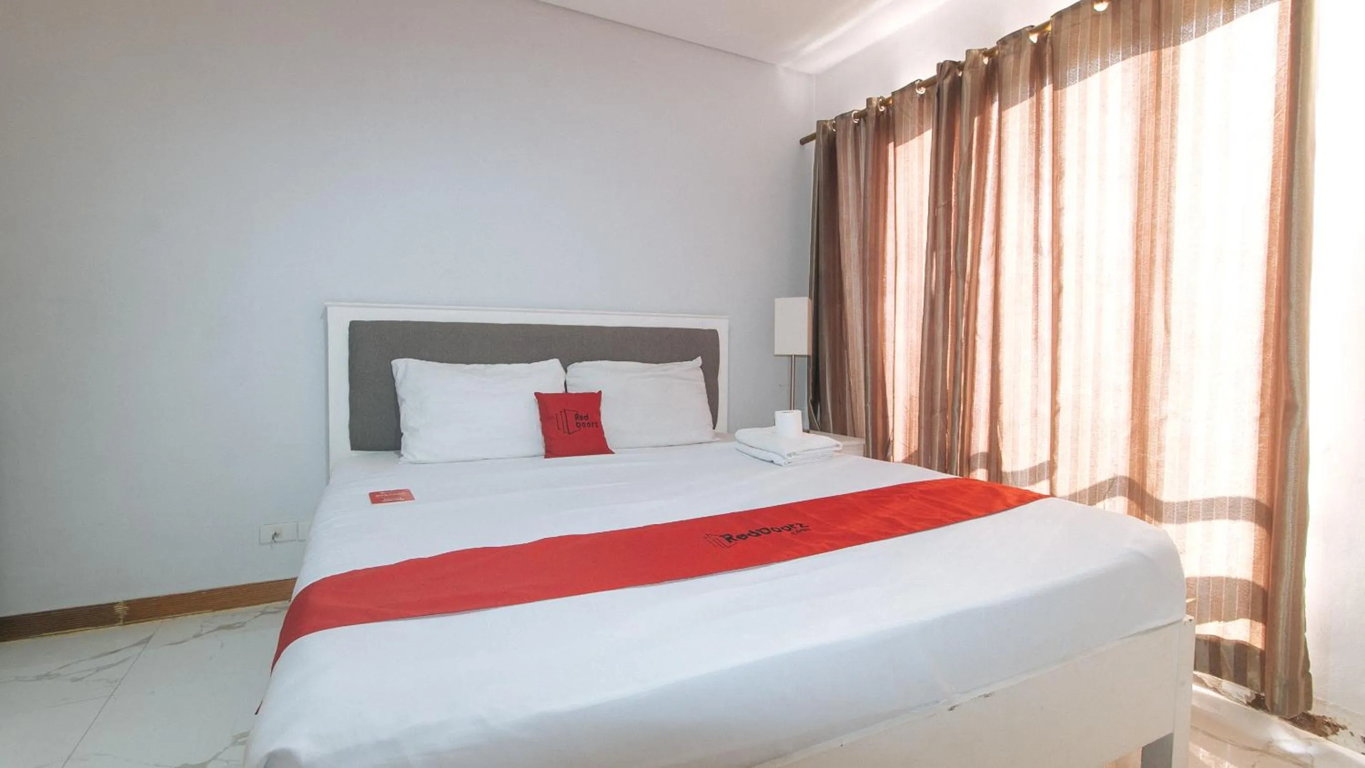 Bed in RedDoorz at TJMG by Bel Air Polaris Makati