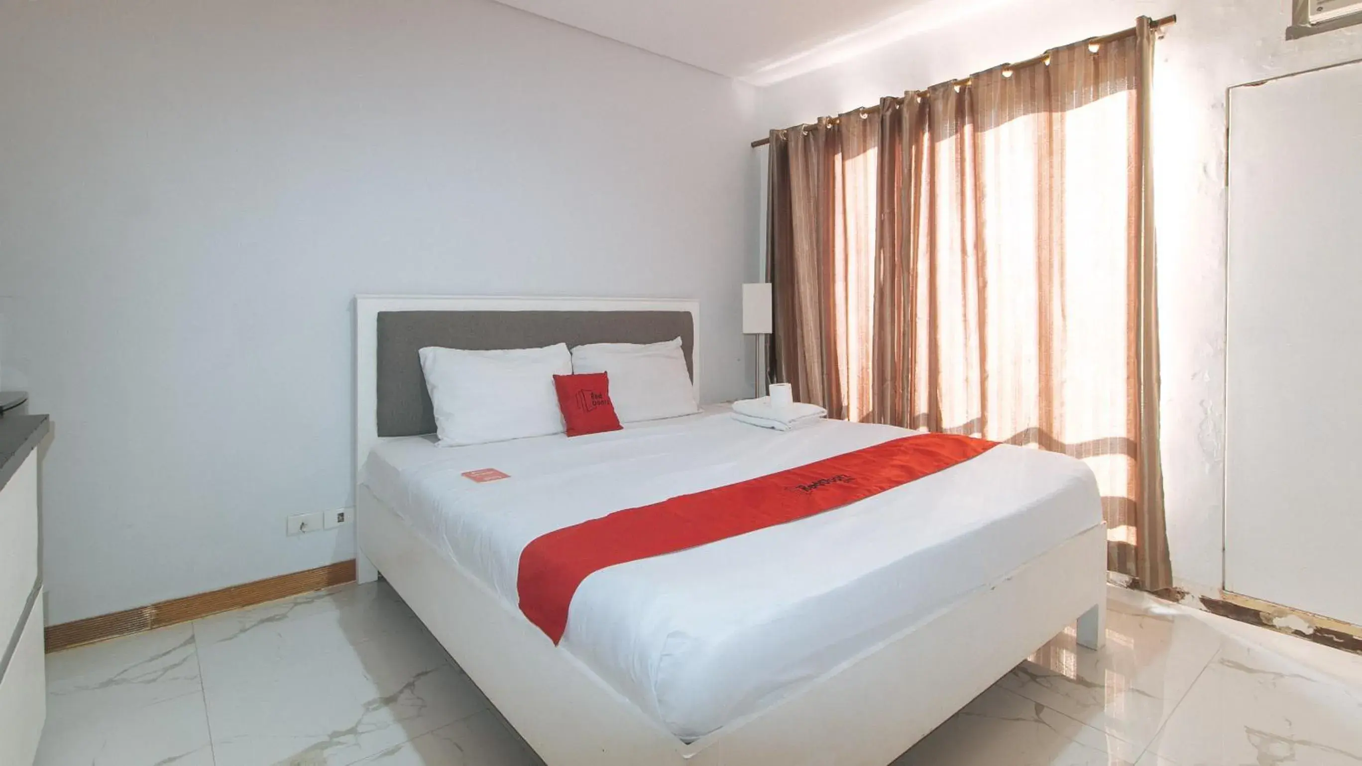 Bed in RedDoorz at TJMG by Bel Air Polaris Makati Bed in RedDoorz at TJMG by Bel Air Polaris Makati