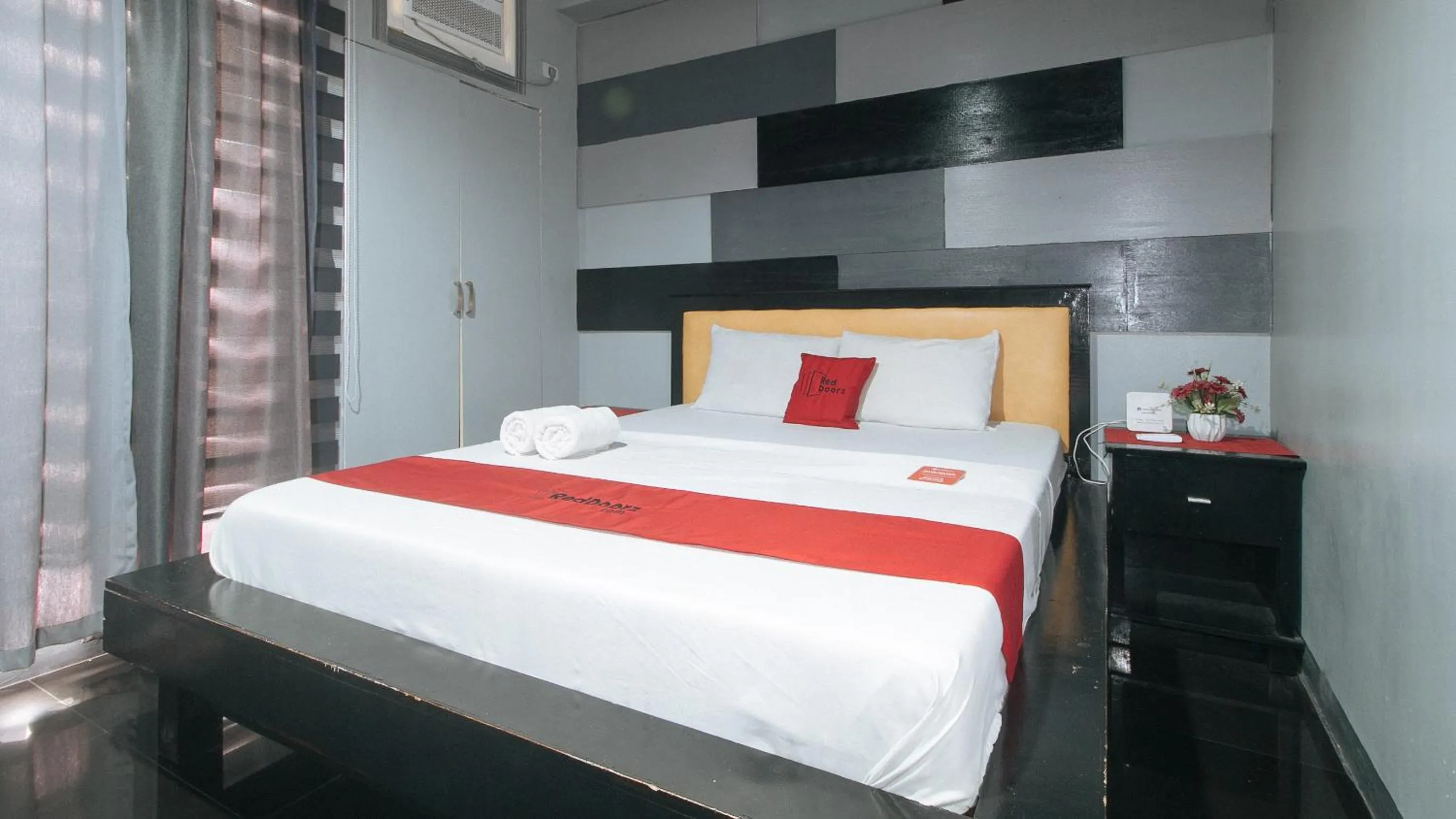 Bed in RedDoorz at TJMG by Bel Air Polaris Makati