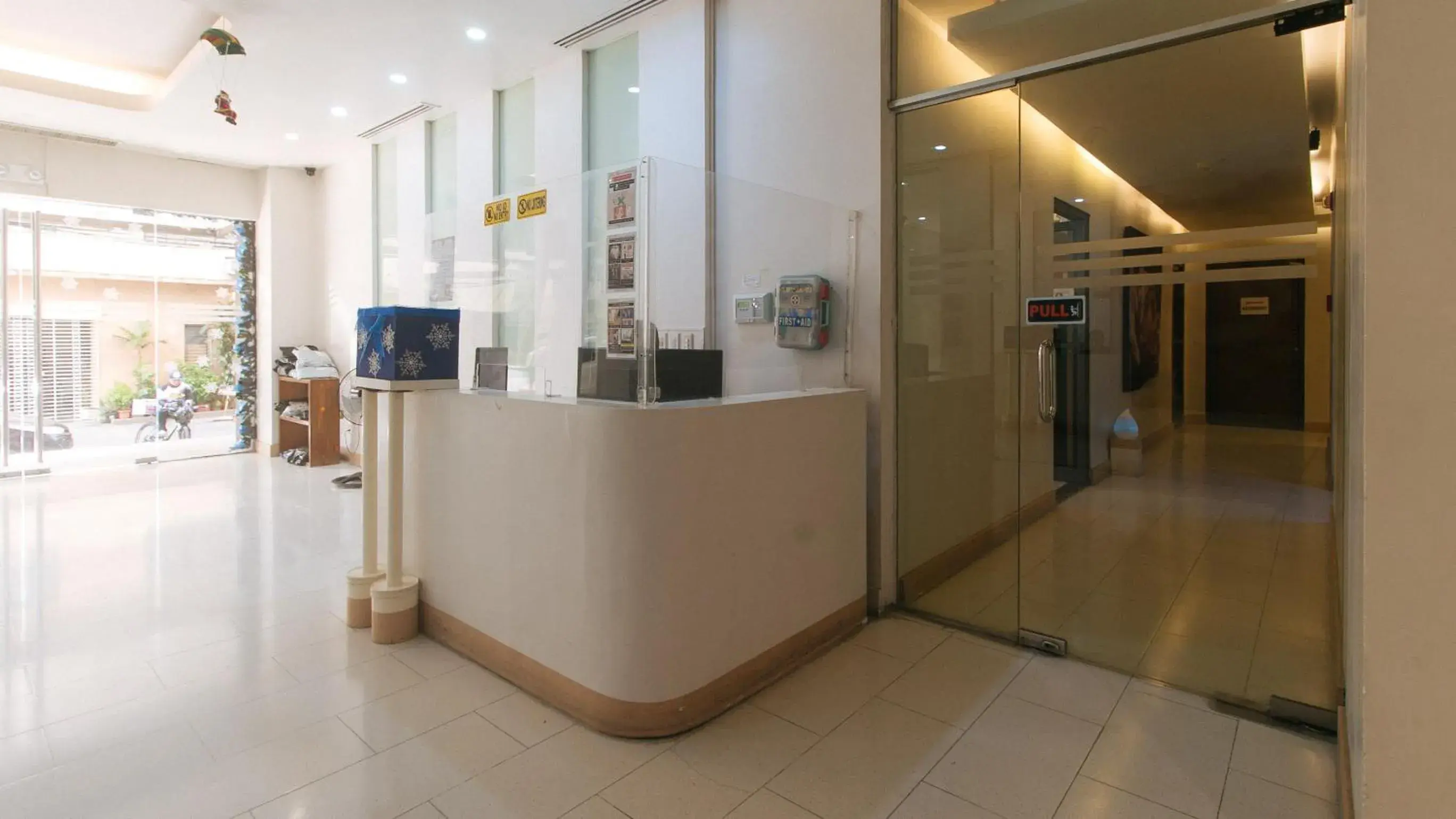 Lobby or reception in RedDoorz at TJMG by Bel Air Polaris Makati Lobby or reception in RedDoorz at TJMG by Bel Air Polaris Makati