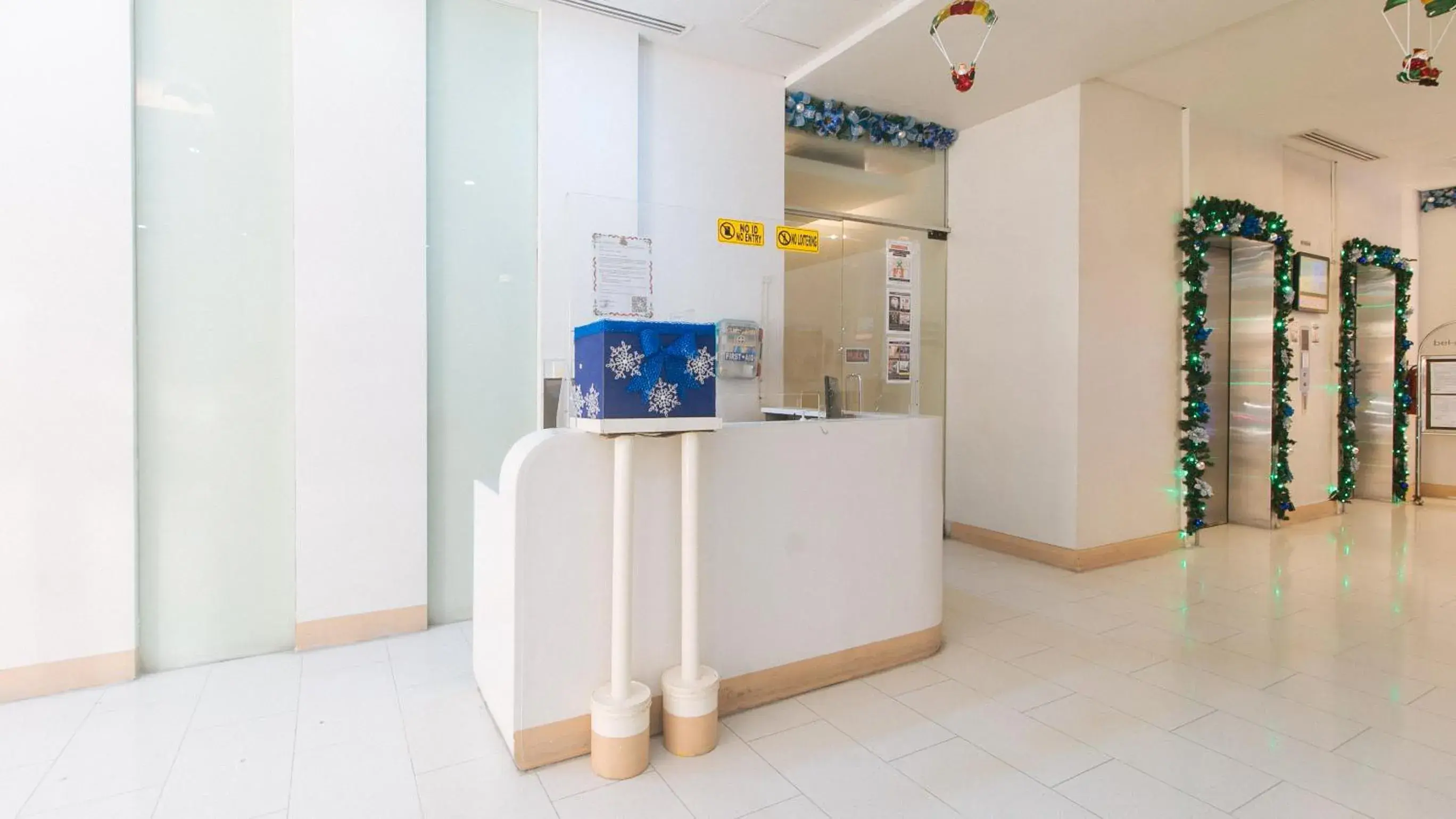 Lobby or reception in RedDoorz at TJMG by Bel Air Polaris Makati Lobby or reception in RedDoorz at TJMG by Bel Air Polaris Makati