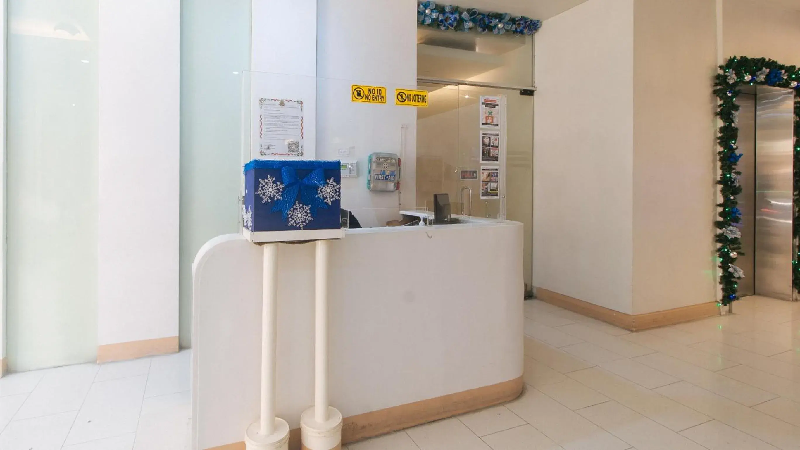 Lobby or reception in RedDoorz at TJMG by Bel Air Polaris Makati Lobby or reception in RedDoorz at TJMG by Bel Air Polaris Makati