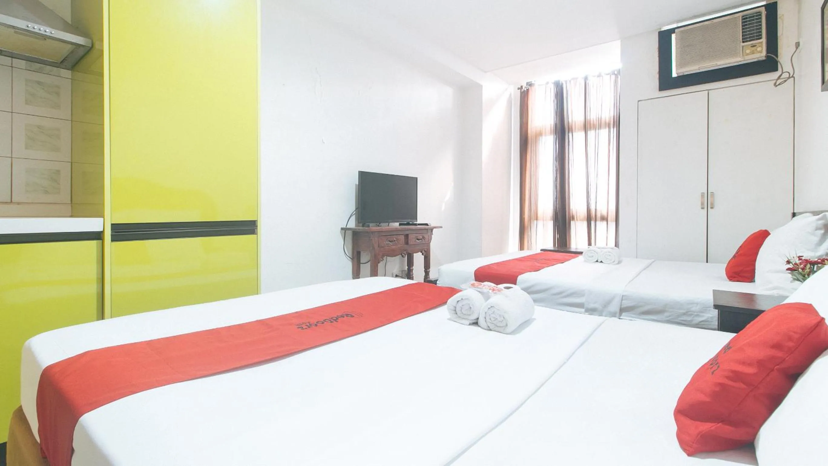 Bed in RedDoorz at TJMG by Bel Air Polaris Makati