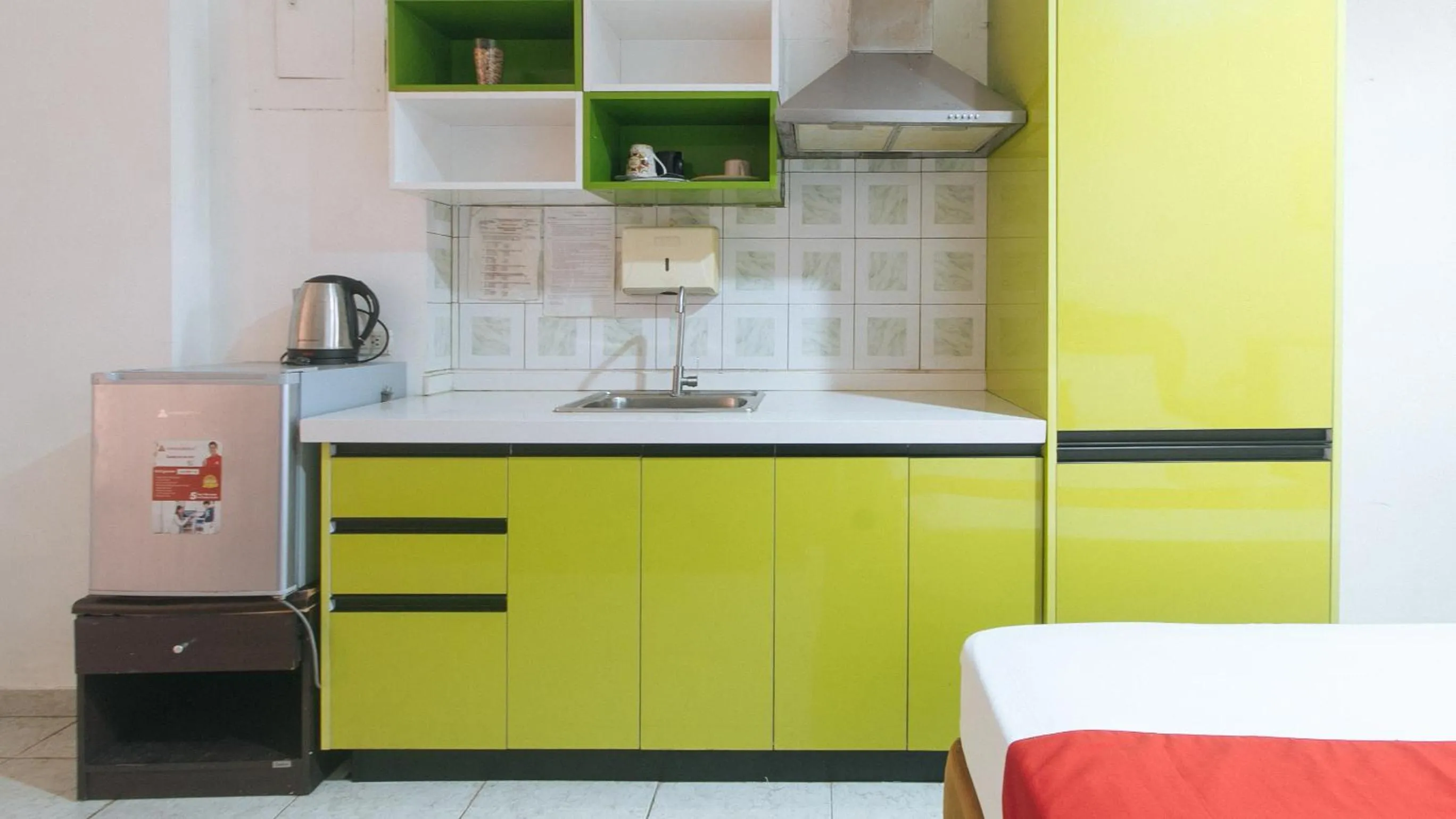 Kitchen or kitchenette, Bed in RedDoorz at TJMG by Bel Air Polaris Makati