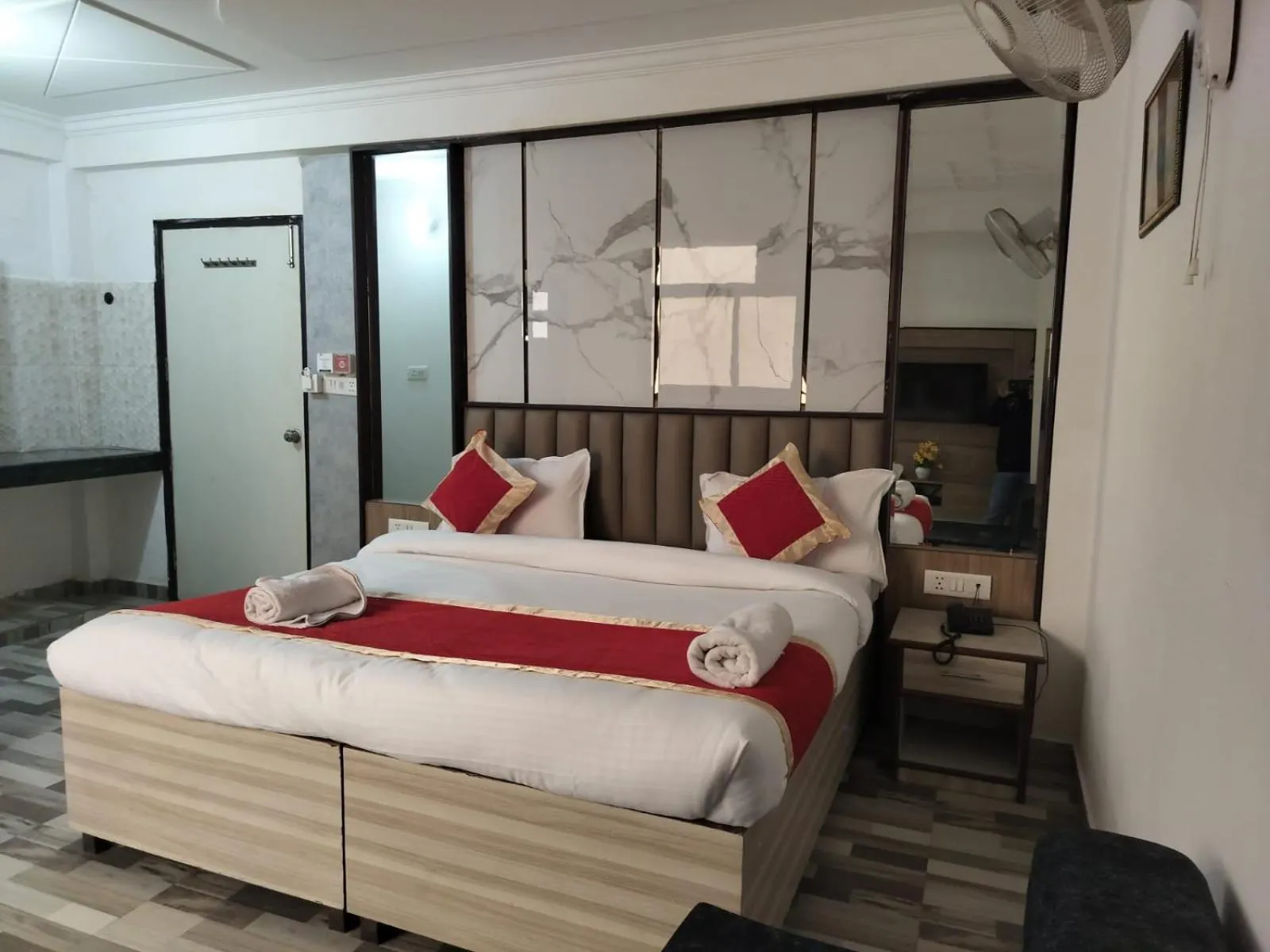 Bathroom, Bed in Hotel Clink New Delhi Airport