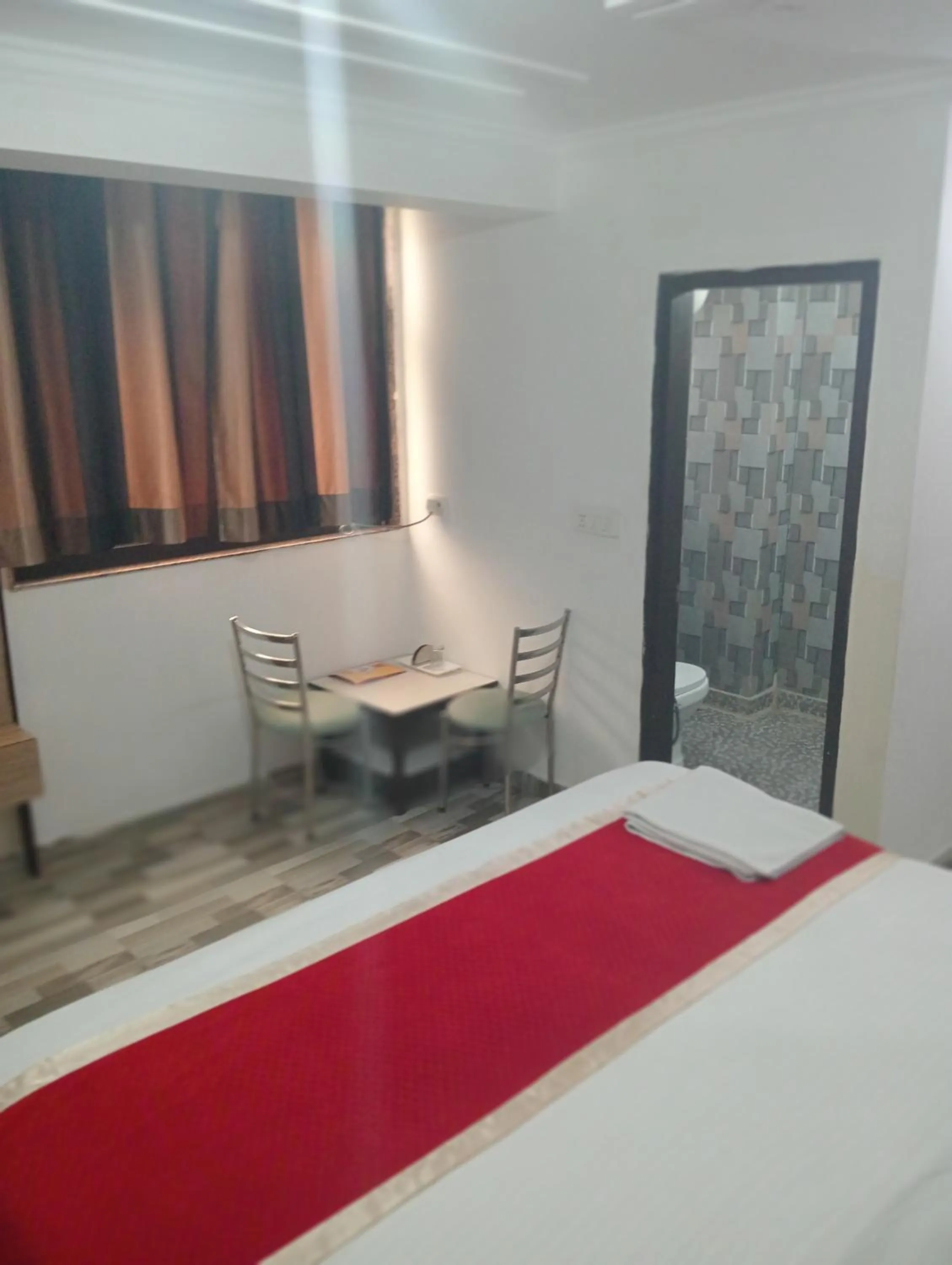 Dining area, Bed in Hotel Clink New Delhi Airport