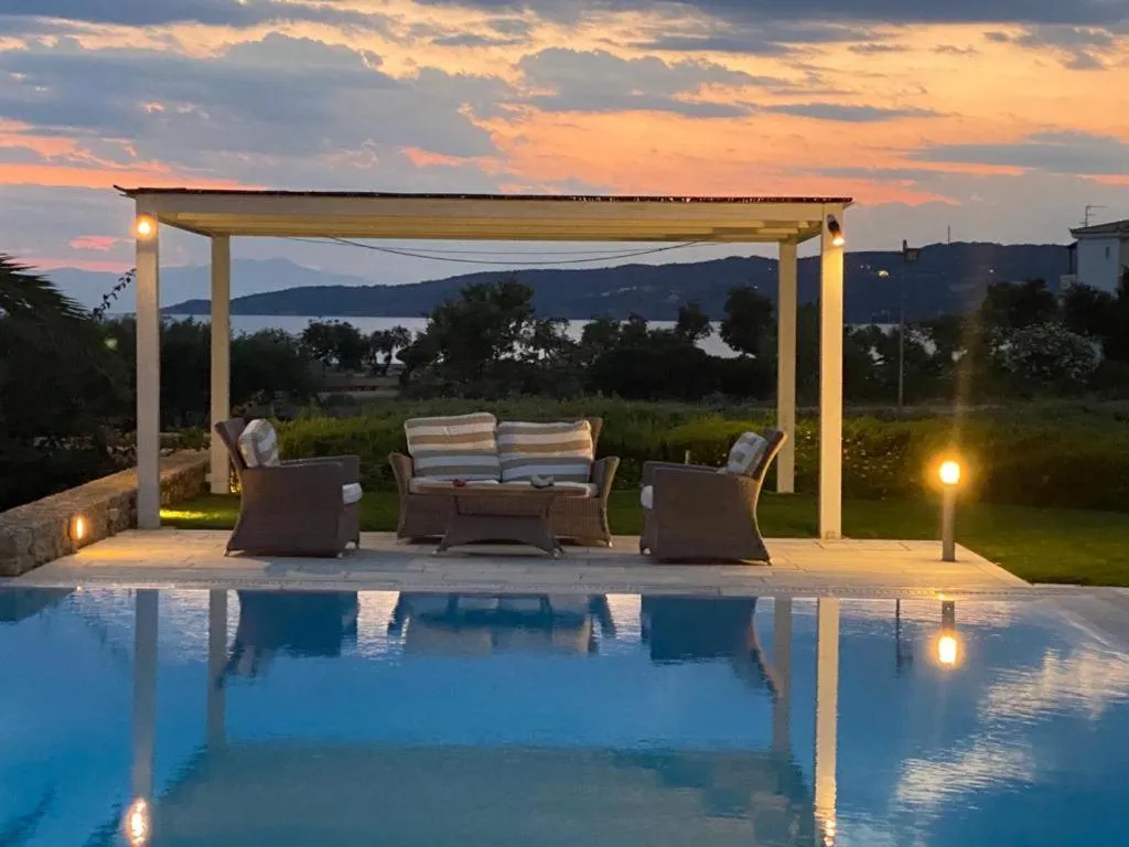 Swimming pool in Villa Grace