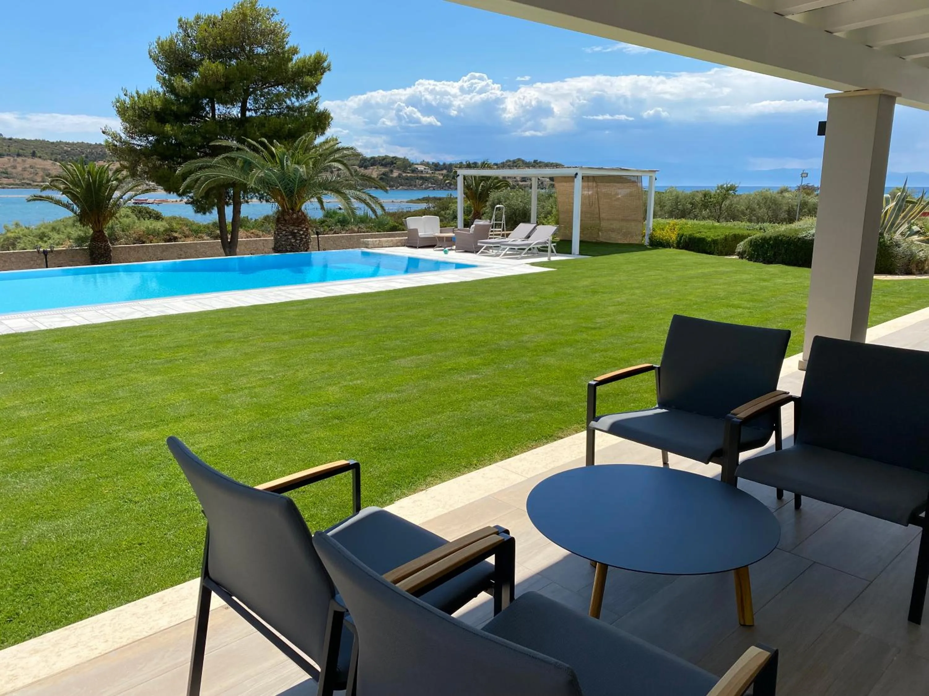 Swimming pool in Villa Grace
