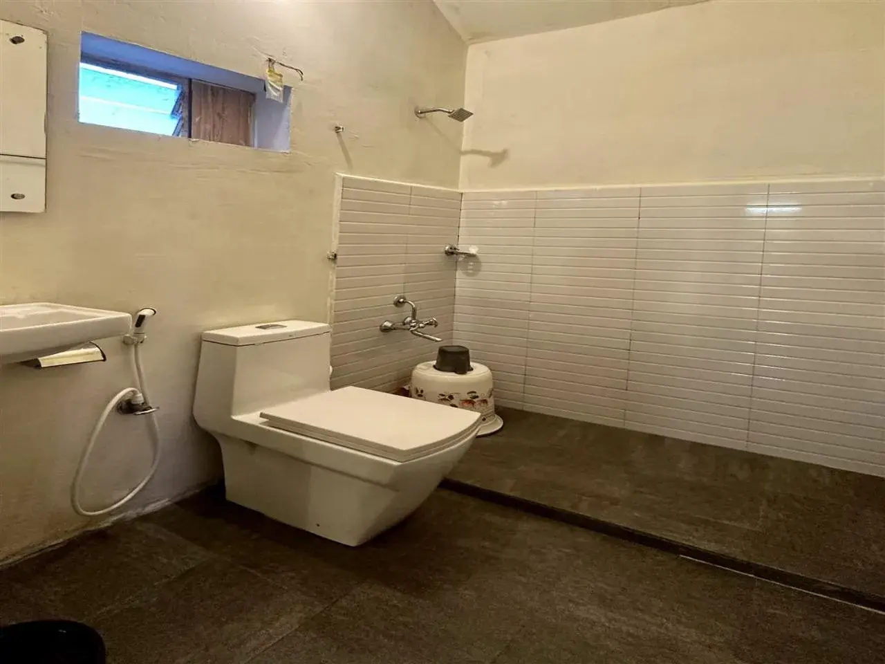 Shower in The Wild Farms By Gwestai Shower in The Wild Farms By Gwestai