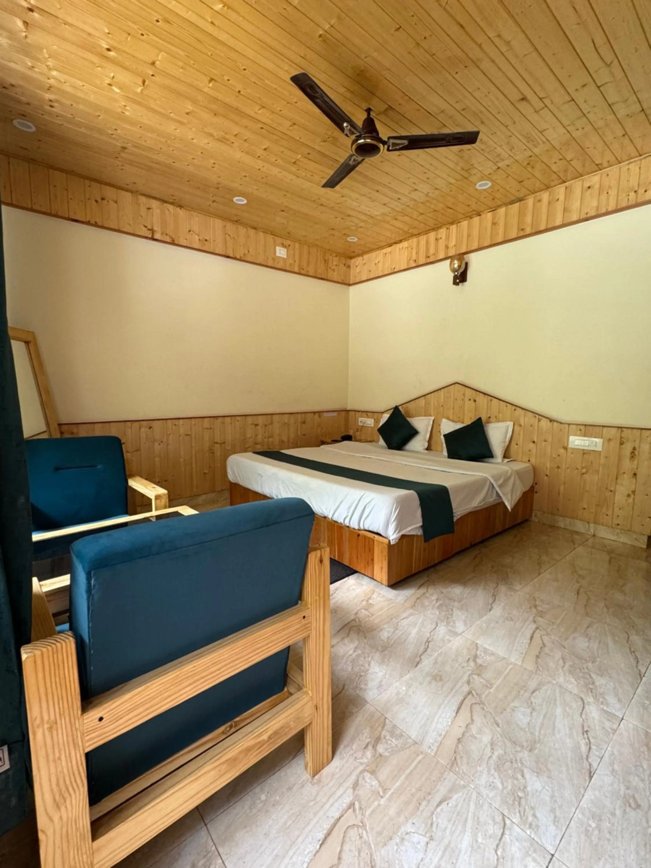 Bed in Hotel Mid Orchard Kasol l River Side -Pure Veg Hotel