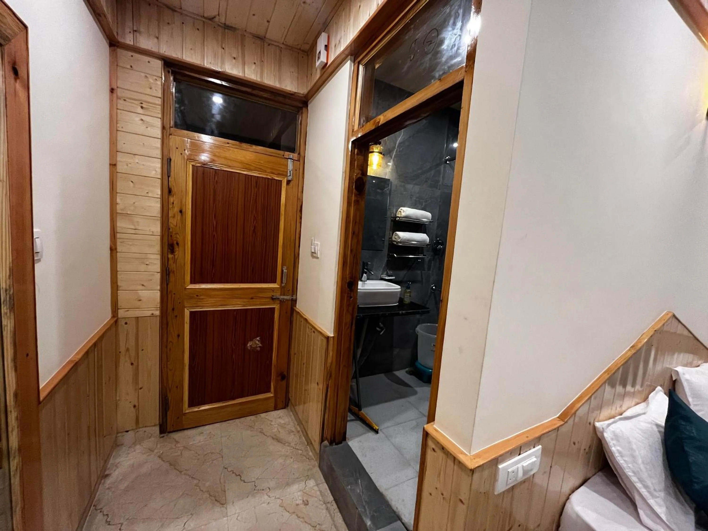 Bathroom in Hotel Mid Orchard Kasol l River Side -Pure Veg Hotel