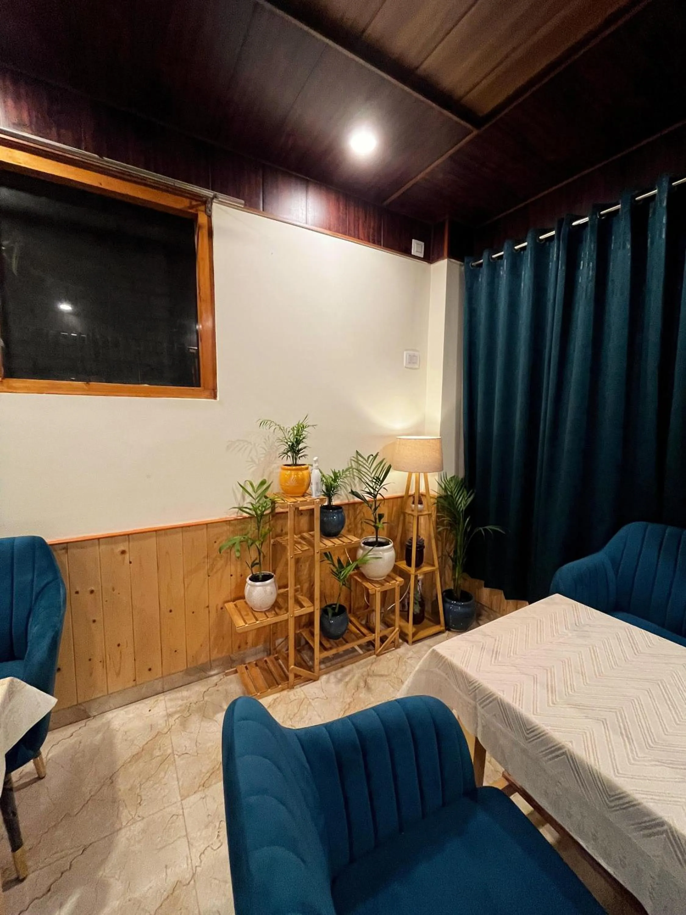 Restaurant/places to eat, Bed in Hotel Mid Orchard Kasol l River Side -Pure Veg Hotel