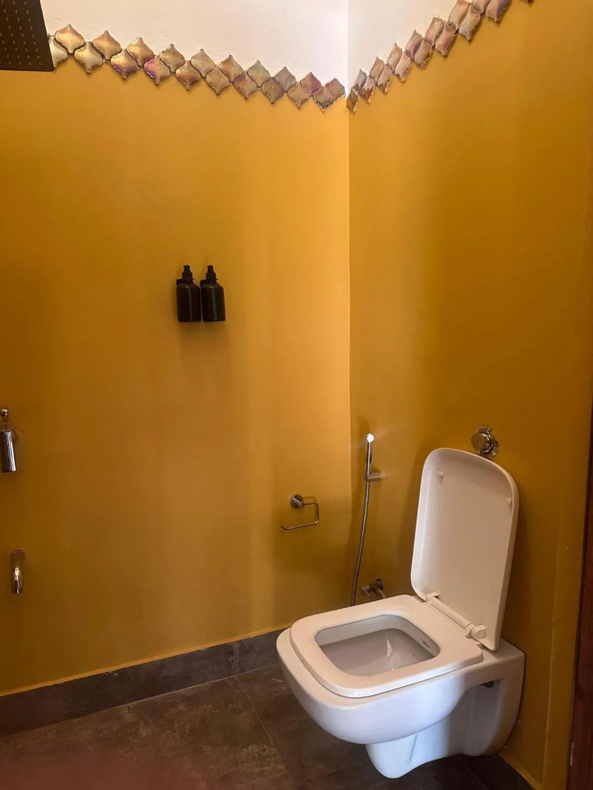 Vibes Inn Singing Tree