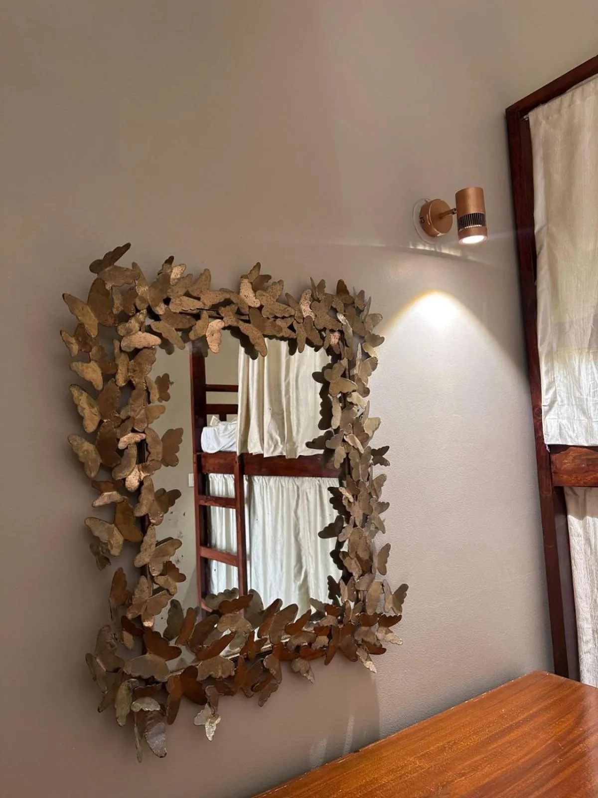 Vibes Inn Singing Tree