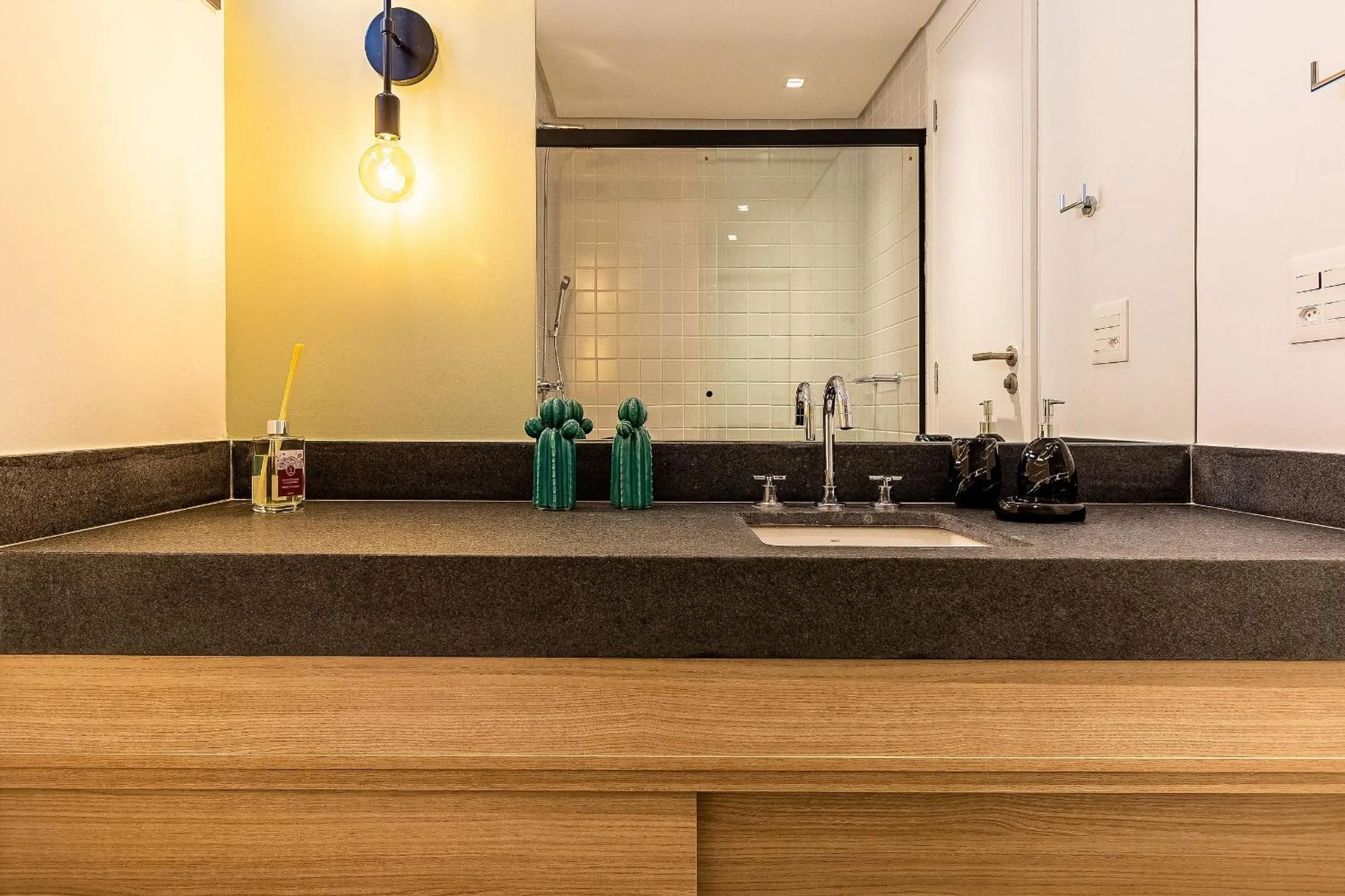 Toilet in Pop Grafite