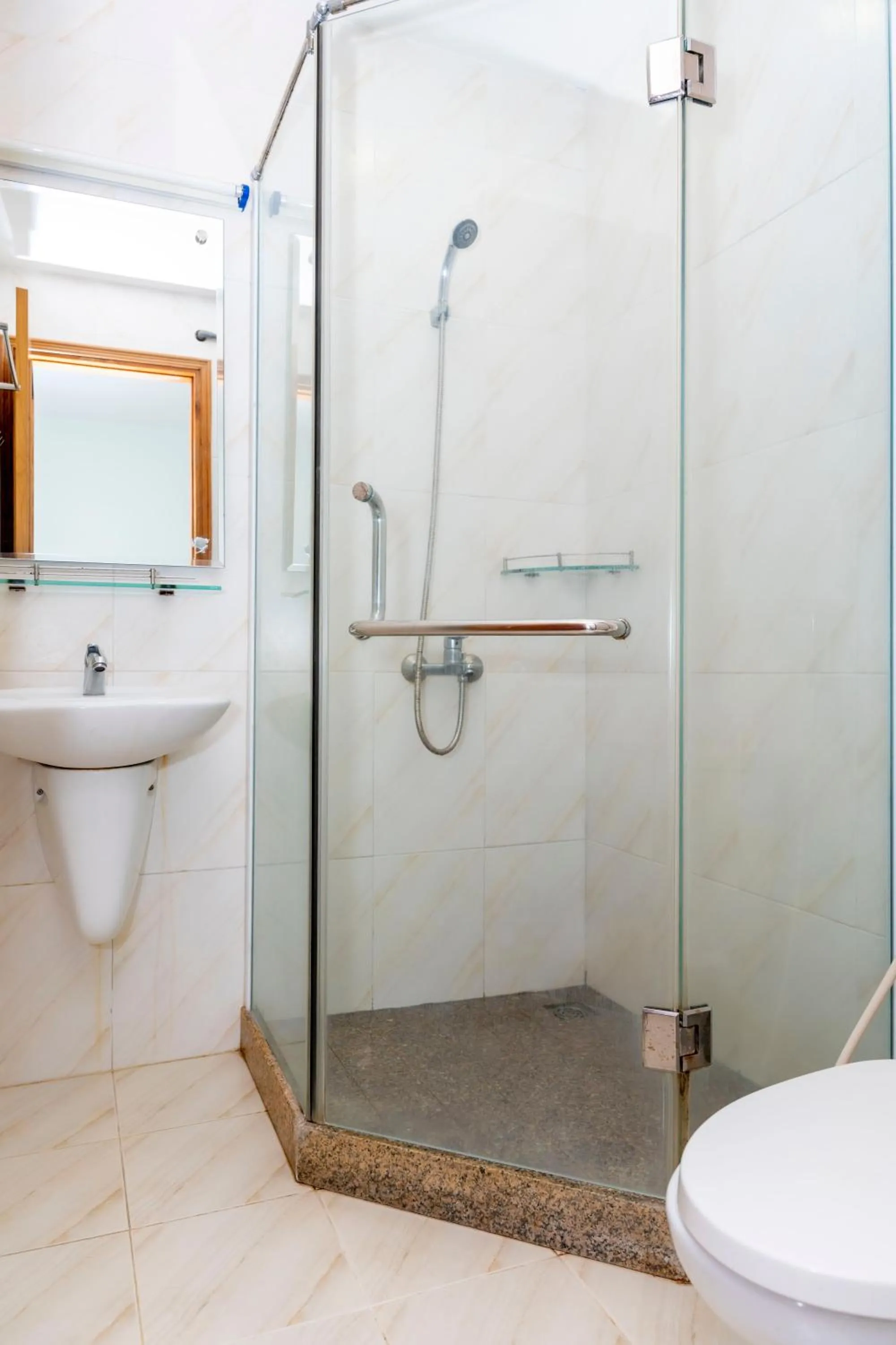 Shower in TNH Hotel Vung Tau