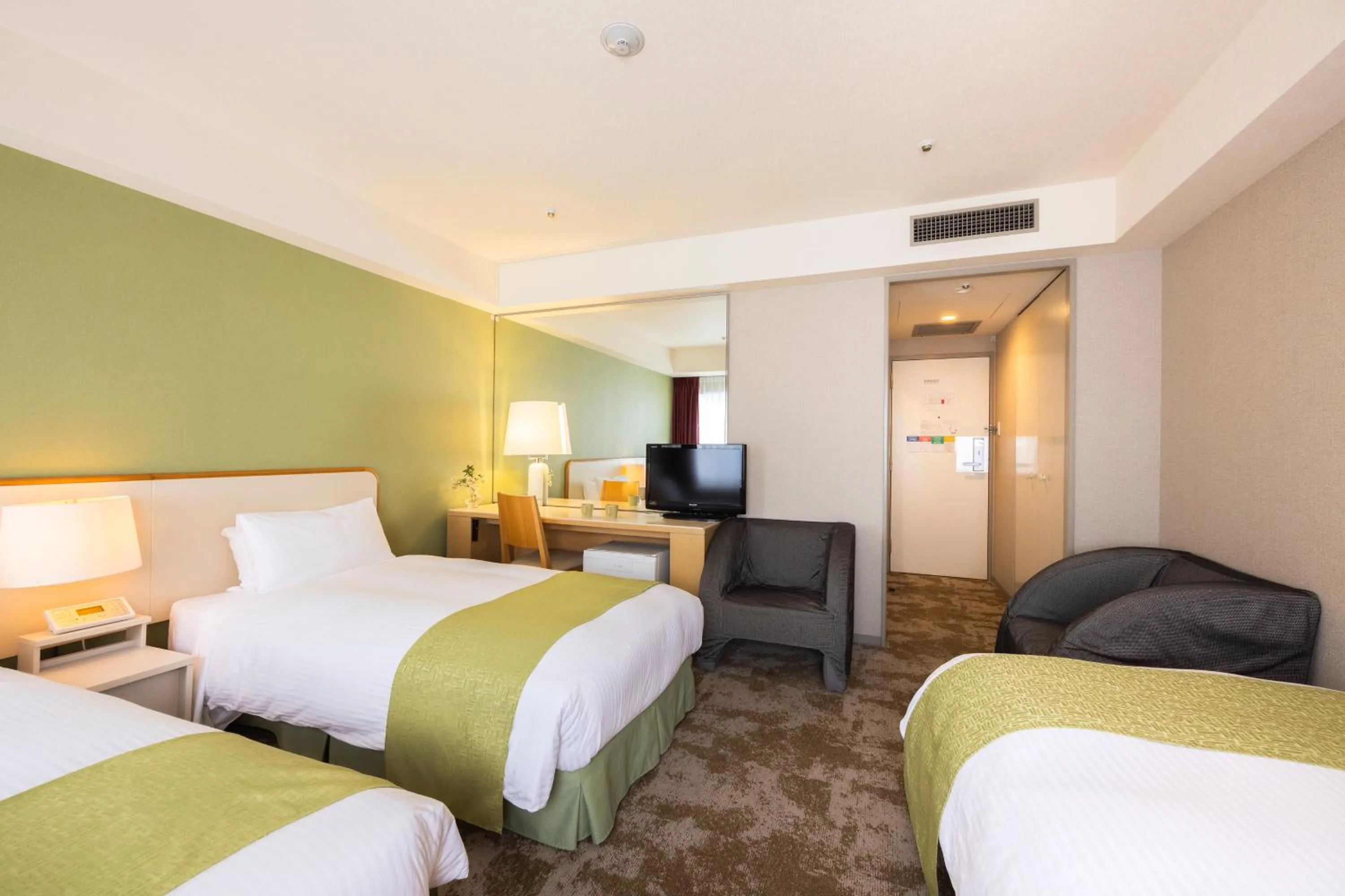 Photo of the whole room, Bed in Shinjuku Washington Hotel Annex