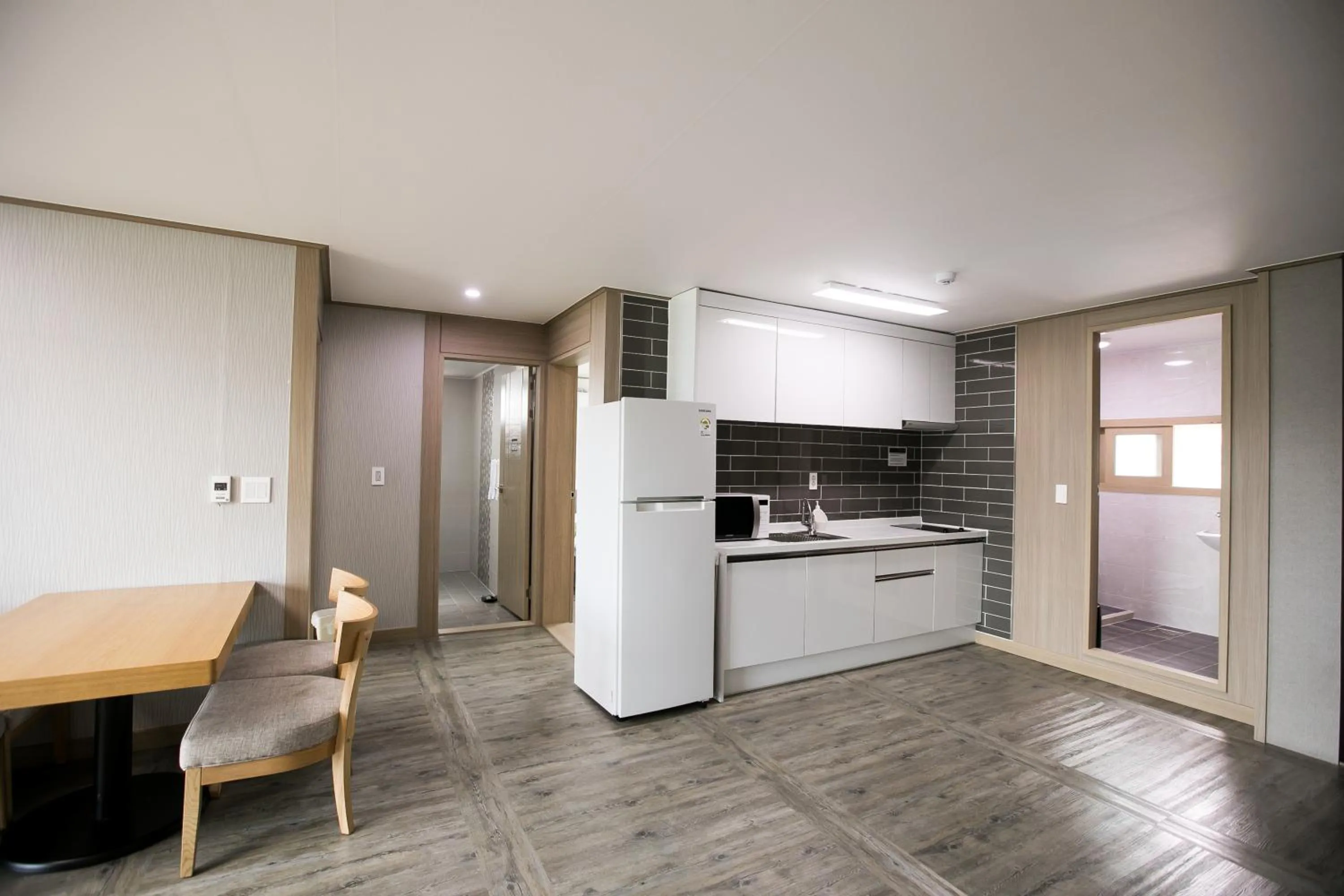 Living room, Kitchen/Kitchenette in Suandsu Resort