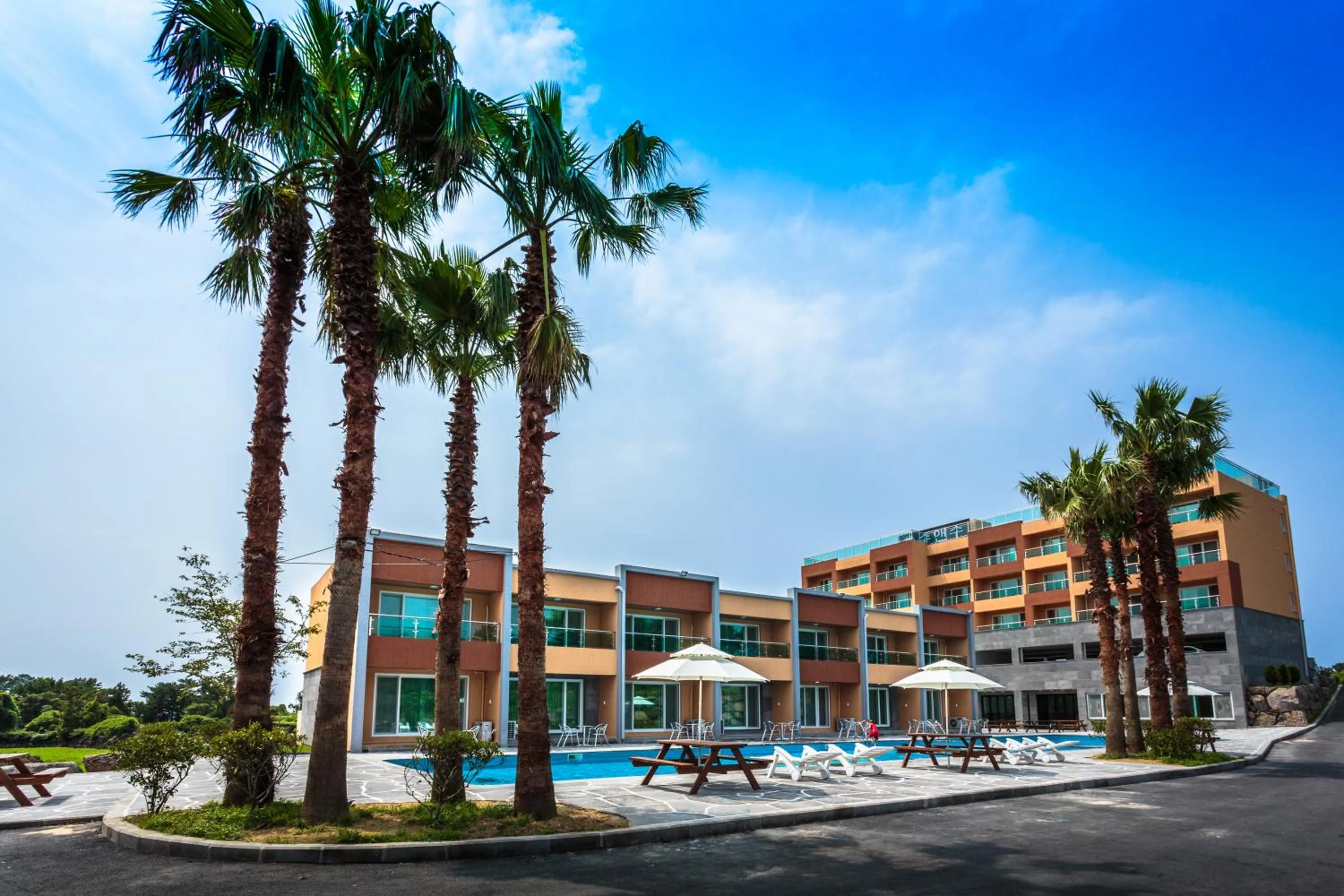 Facade/entrance, Swimming Pool in Suandsu Resort