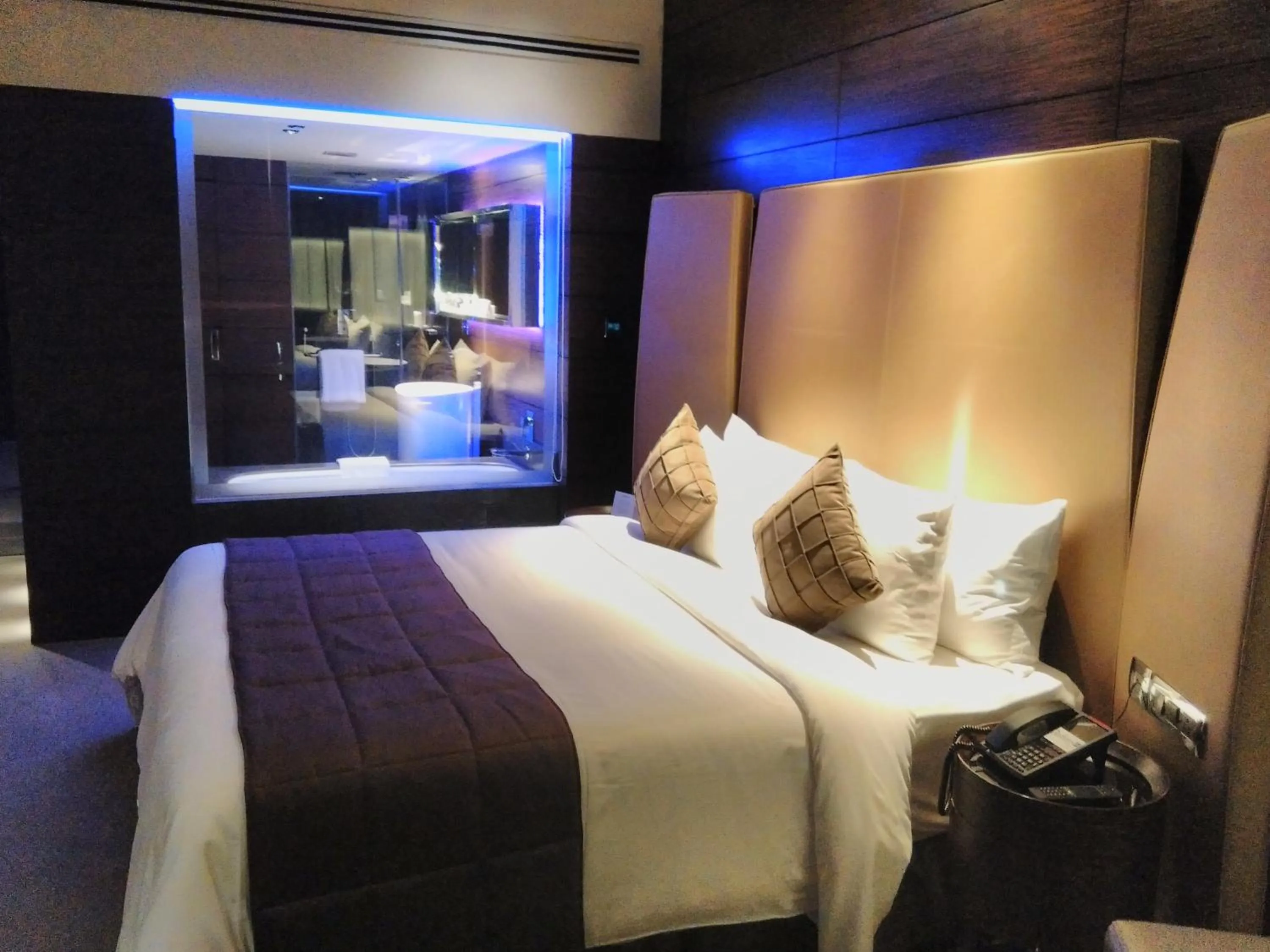 Photo of the whole room, Bed in Radisson Blu Atria Bengaluru