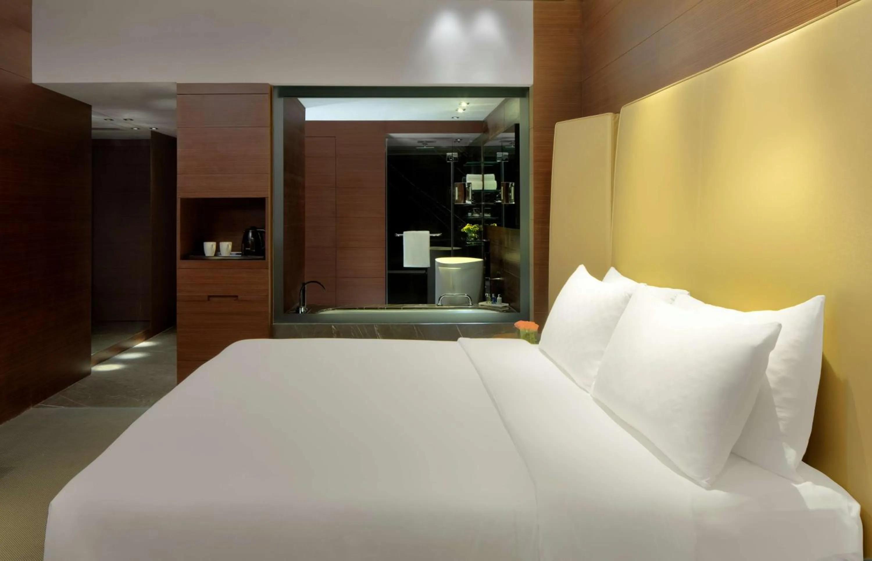 Photo of the whole room, Bed in Radisson Blu Atria Bengaluru