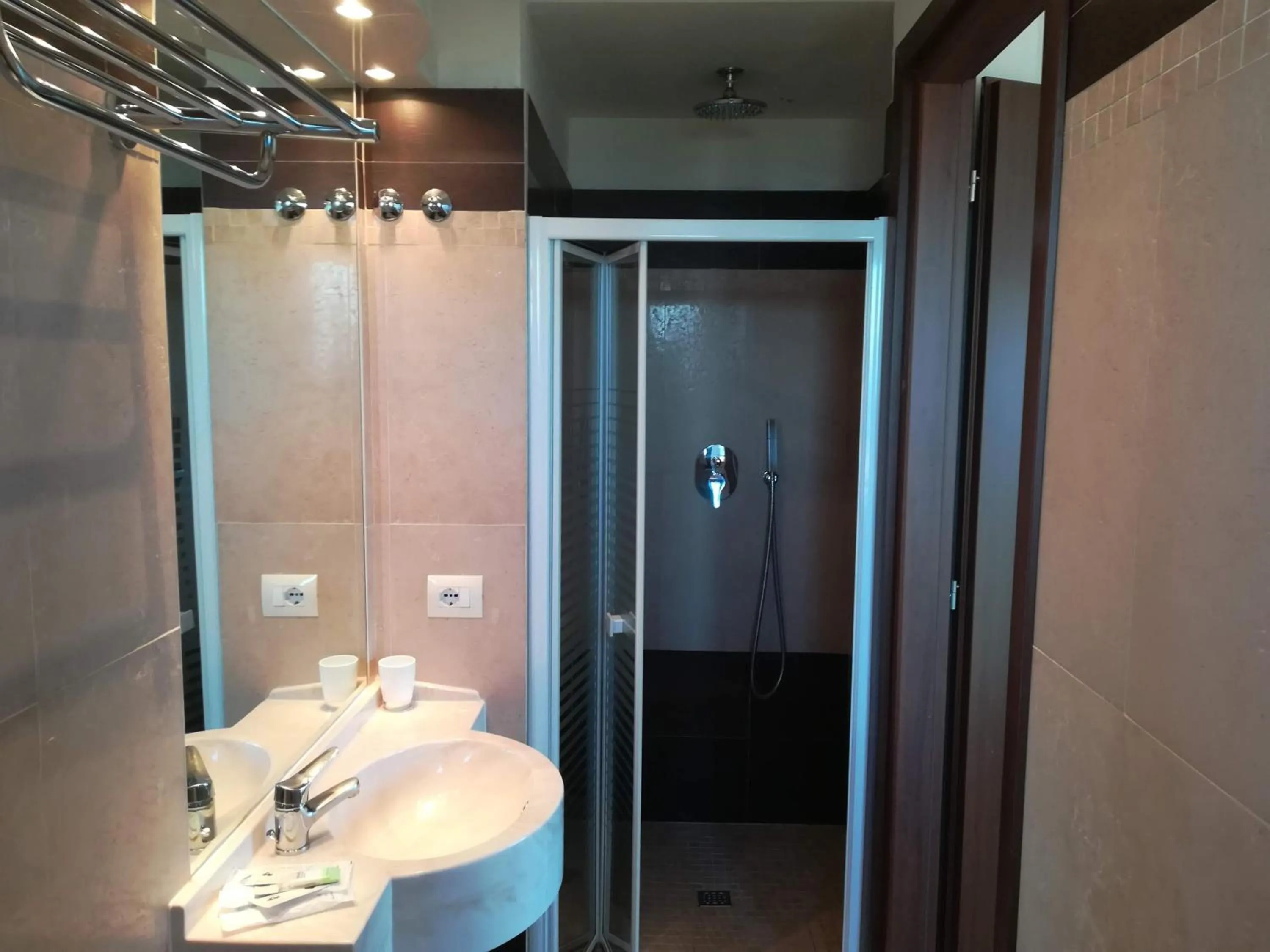 Shower in Residenza Grand Hotel Riccione