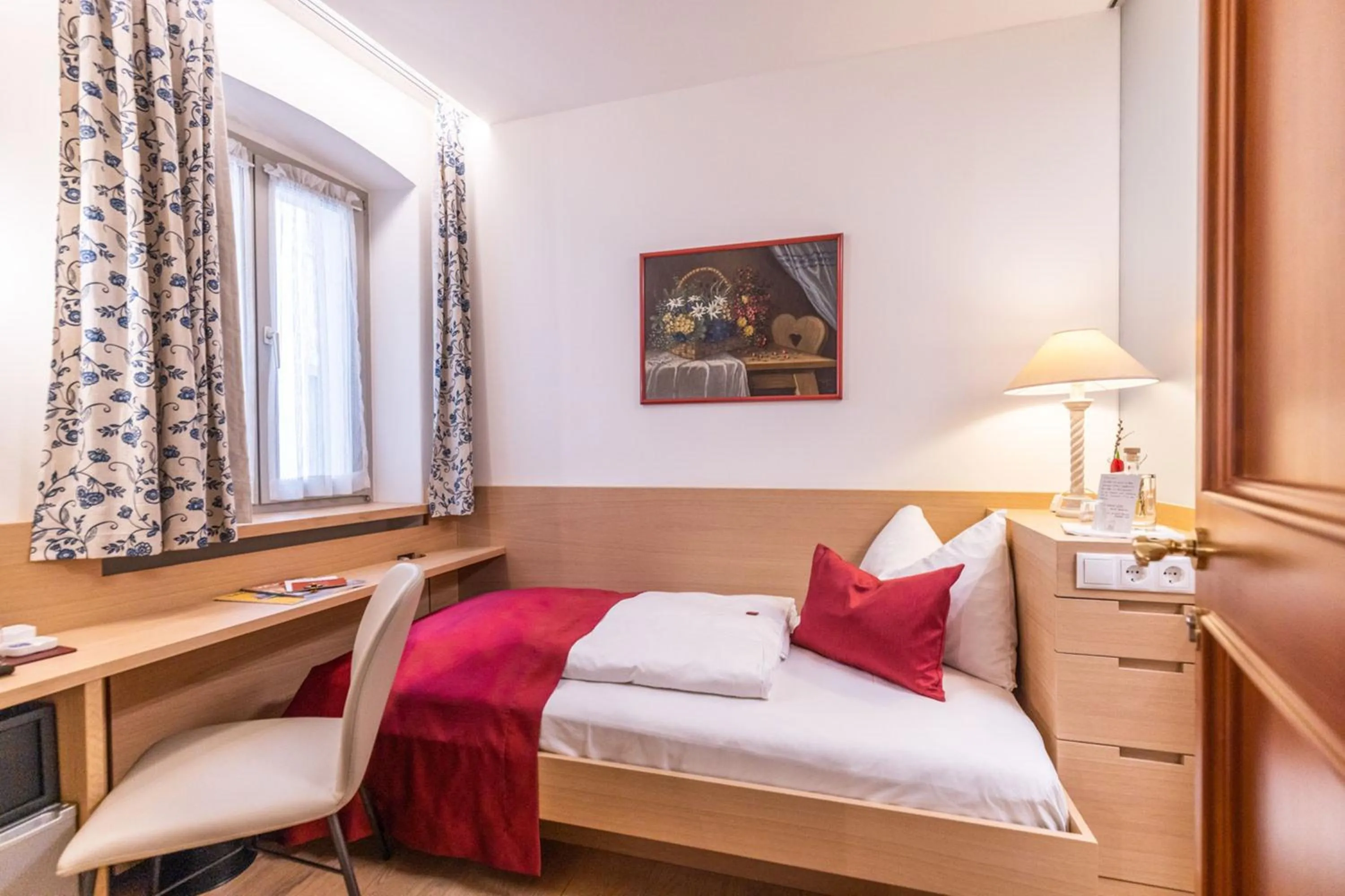 Small Single Room in Hotel Wolf