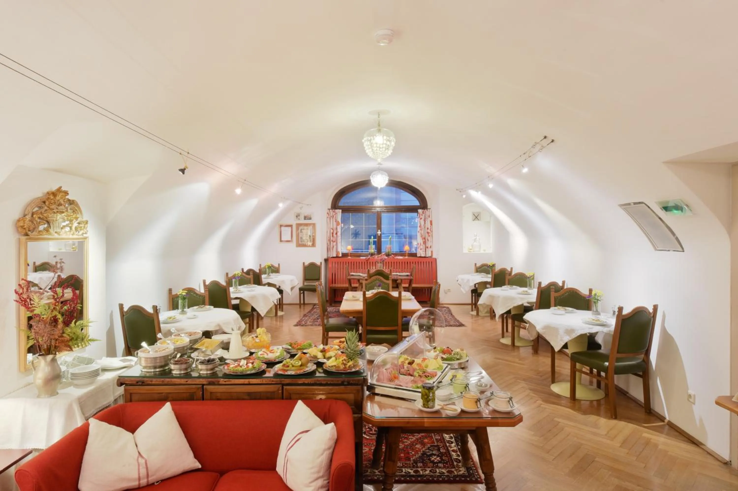 Restaurant/places to eat in Hotel Wolf