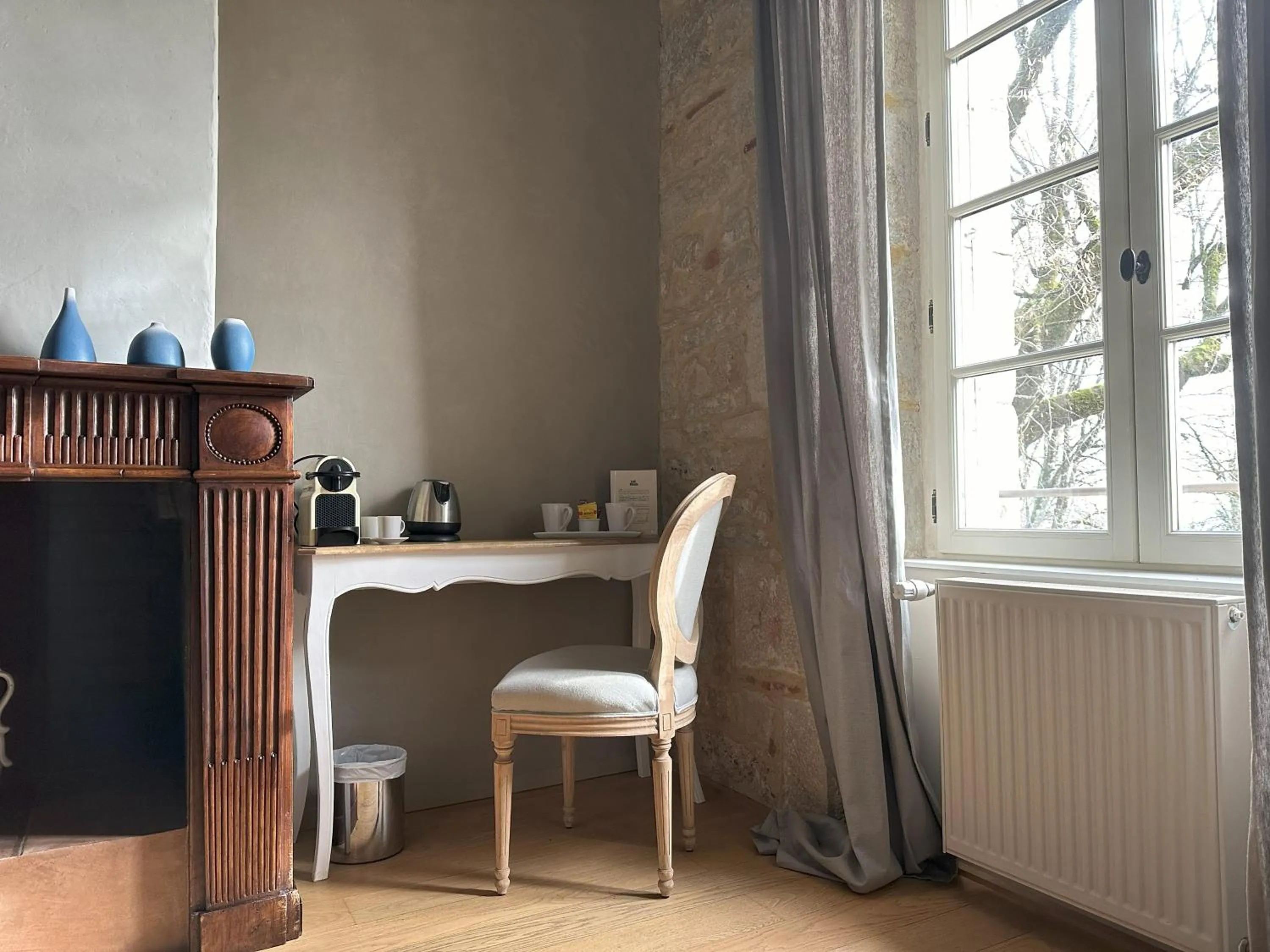 Coffee/tea facilities in Les Hauts de Sauliès - Chambre et Table d'Hôtes de charme