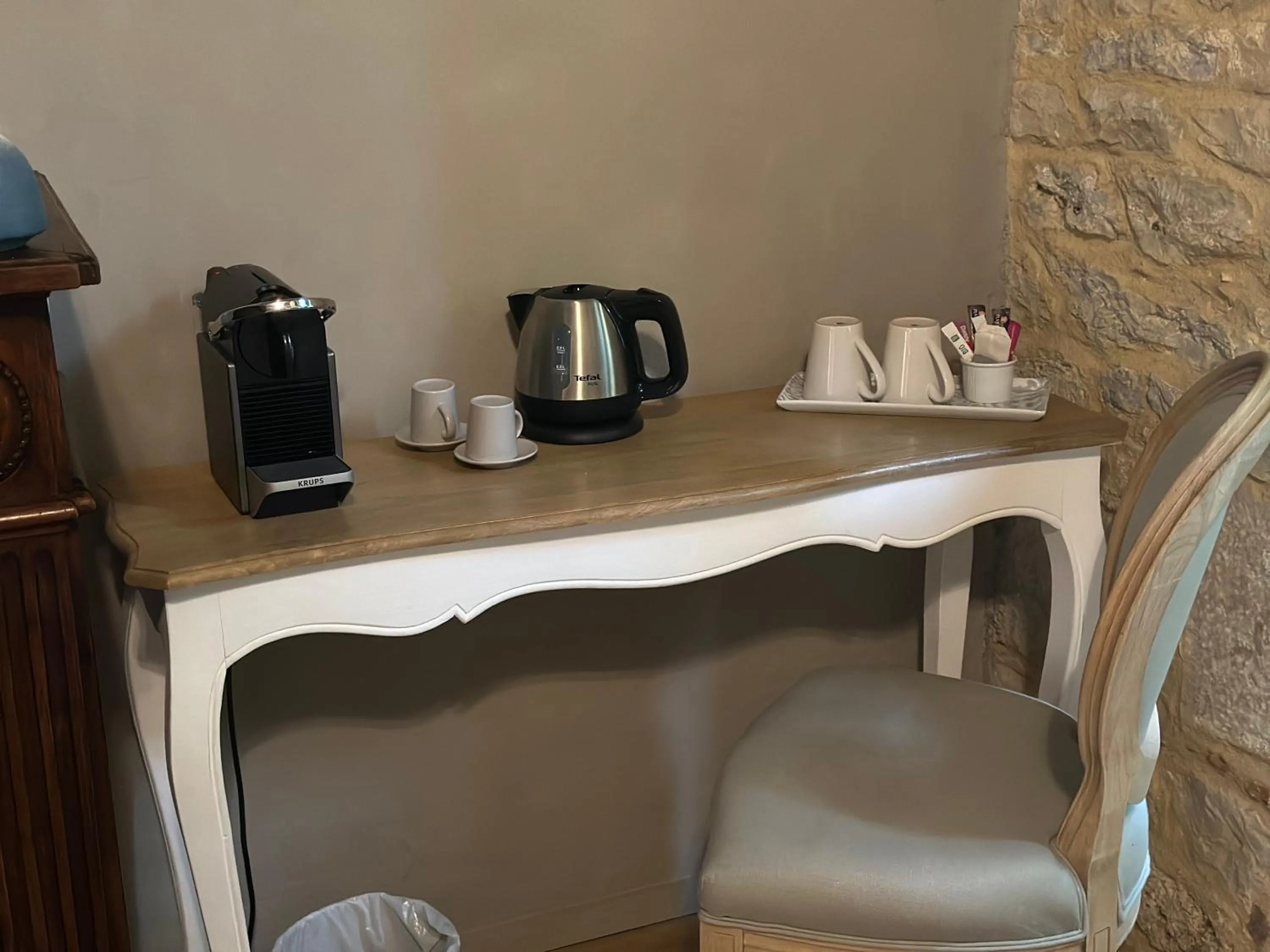 Coffee/tea facilities in Les Hauts de Sauliès - Chambre et Table d'Hôtes de charme