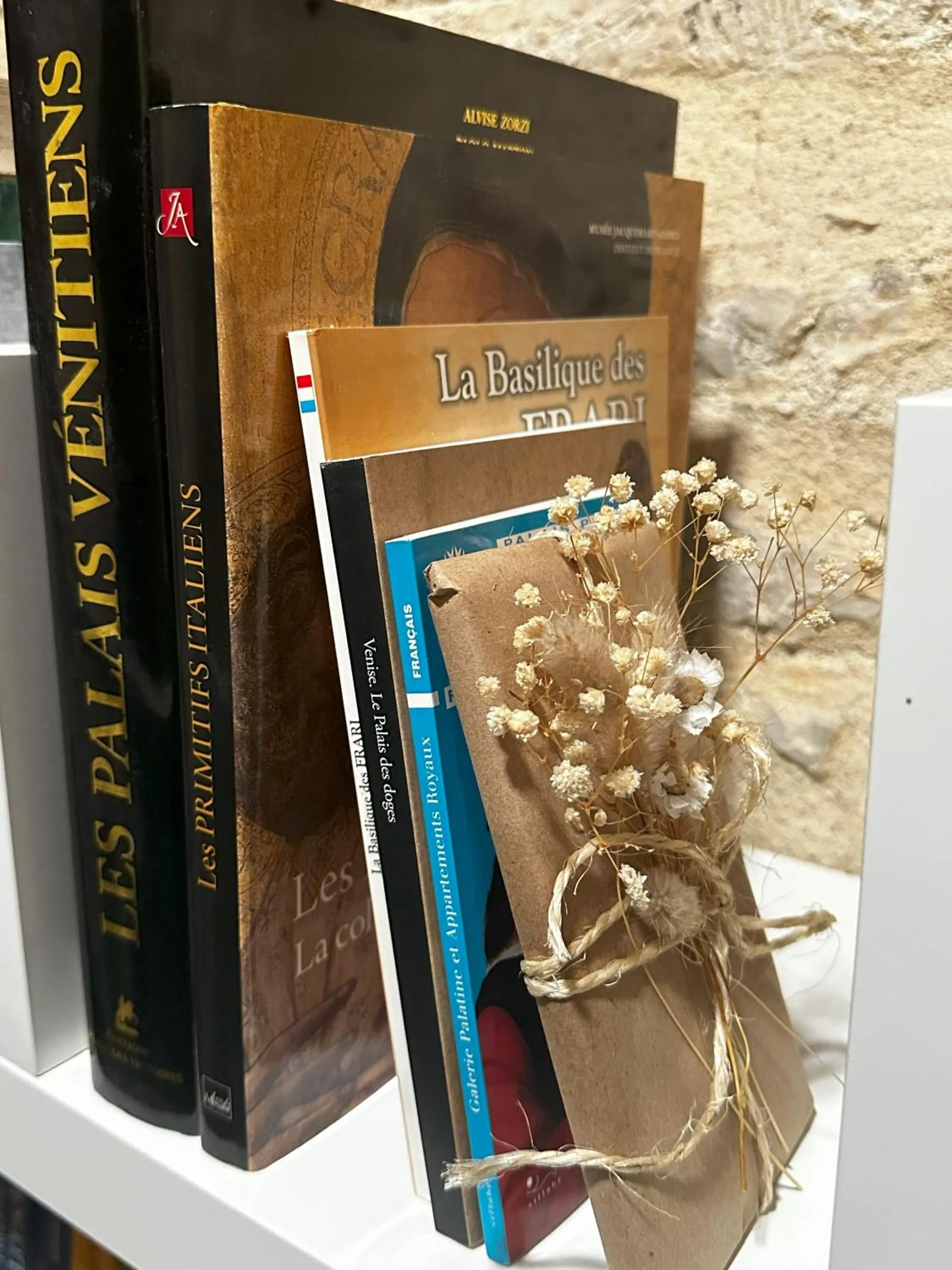 Library in Les Hauts de Sauliès - Chambre et Table d'Hôtes de charme