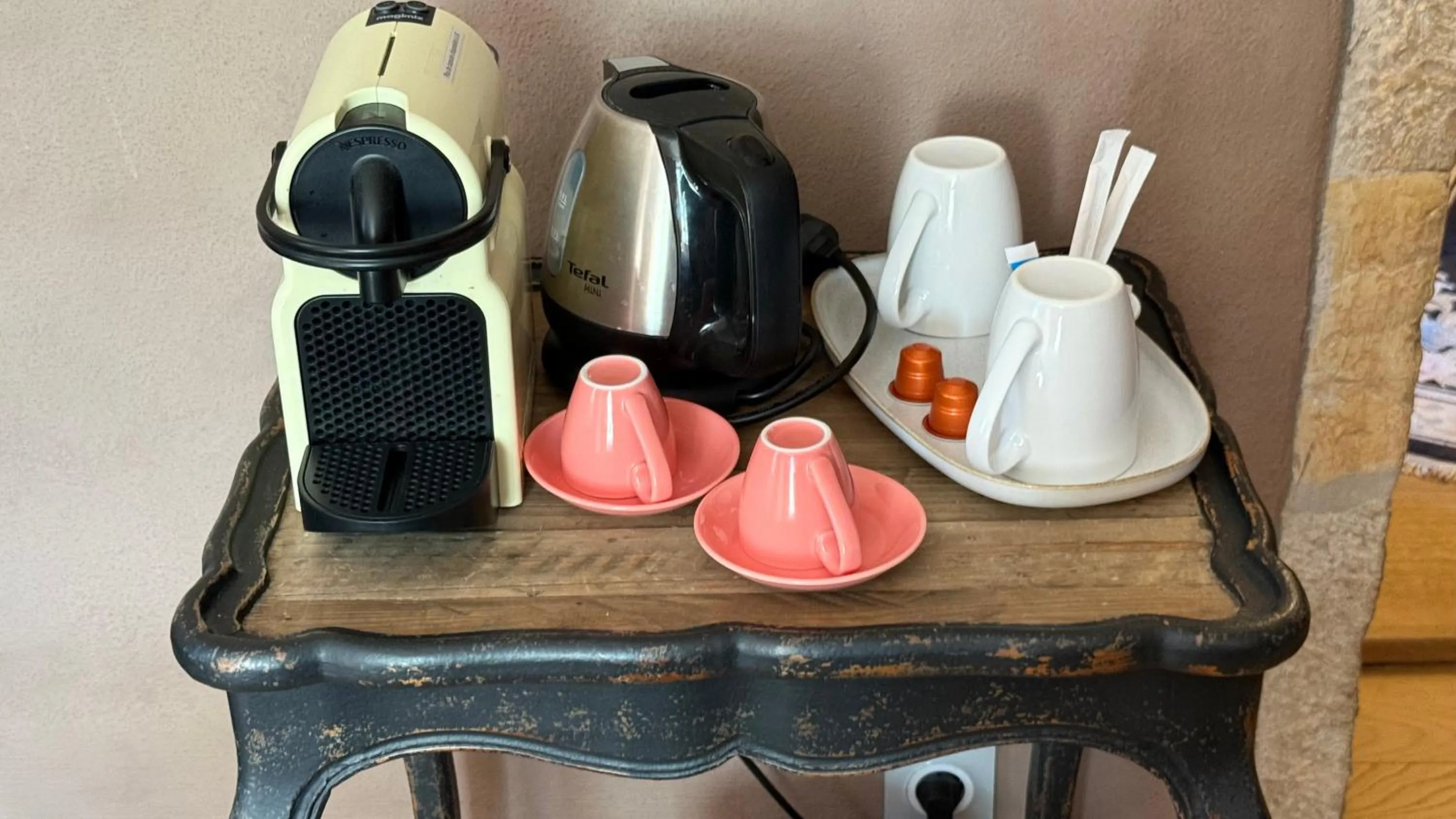 Coffee/tea facilities in Les Hauts de Sauliès - Chambre et Table d'Hôtes de charme