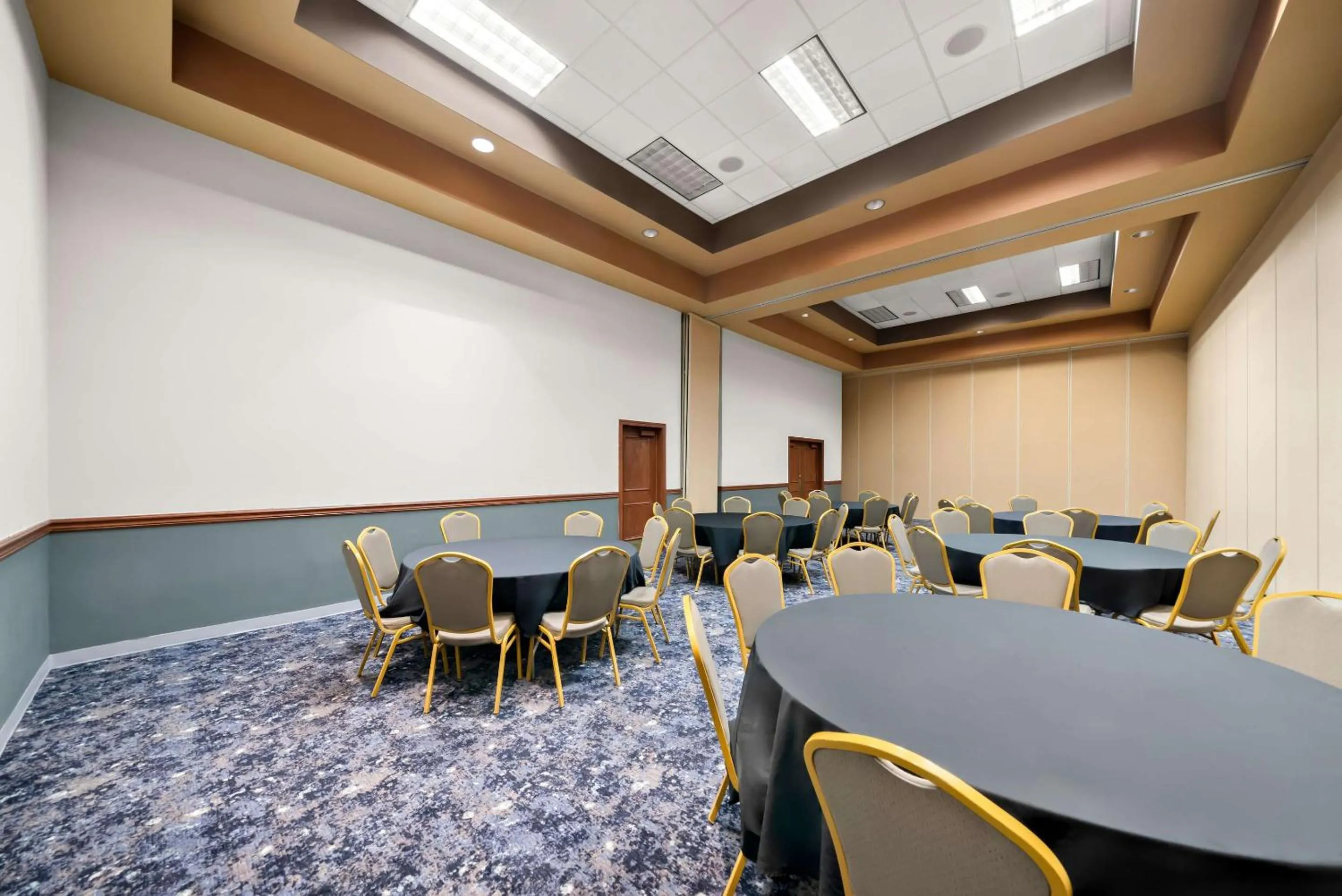 Meeting/conference room in Clarion Inn & Suites and Convention Center