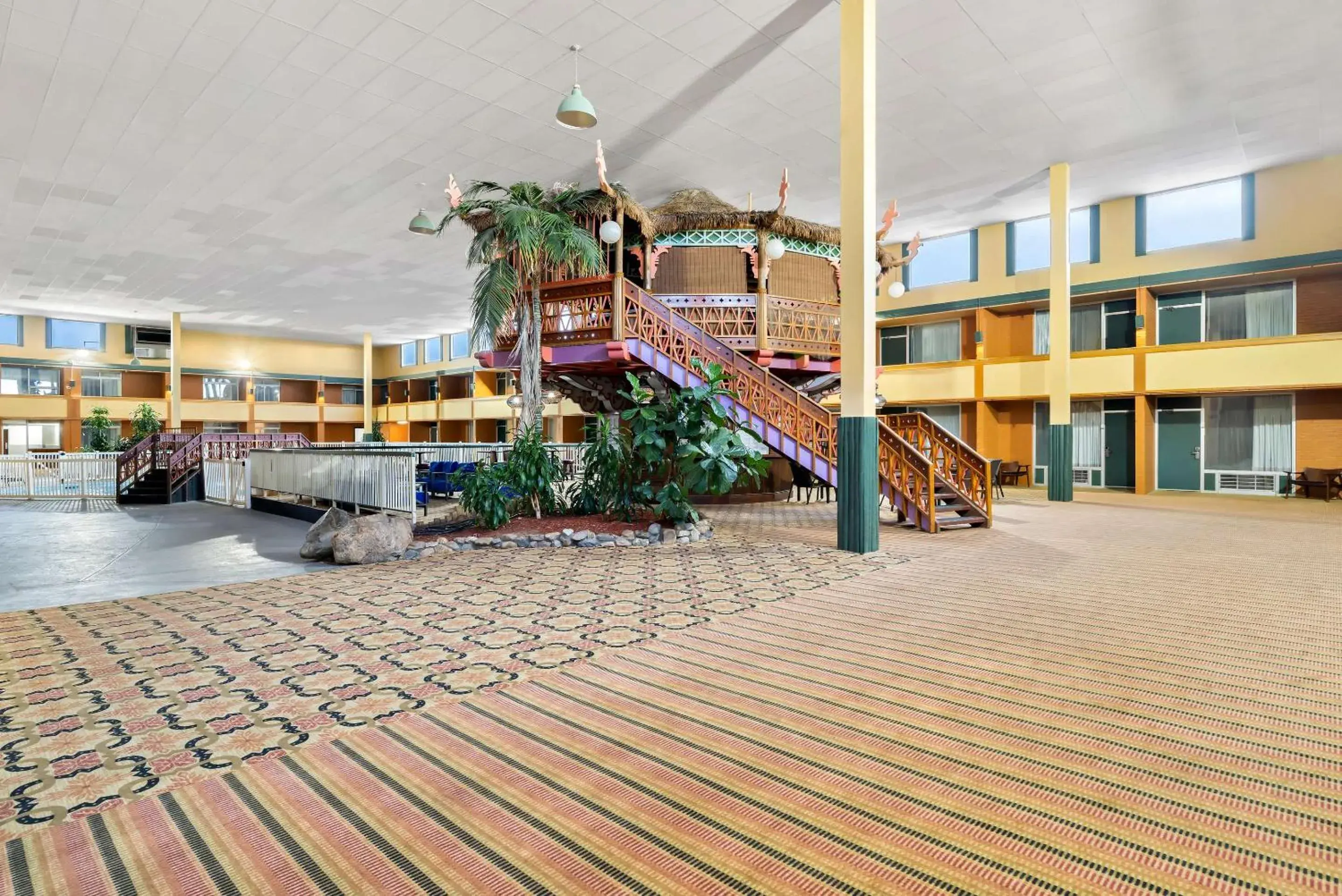 Lounge or bar in Clarion Inn & Suites and Convention Center Lounge or bar in Clarion Inn & Suites and Convention Center