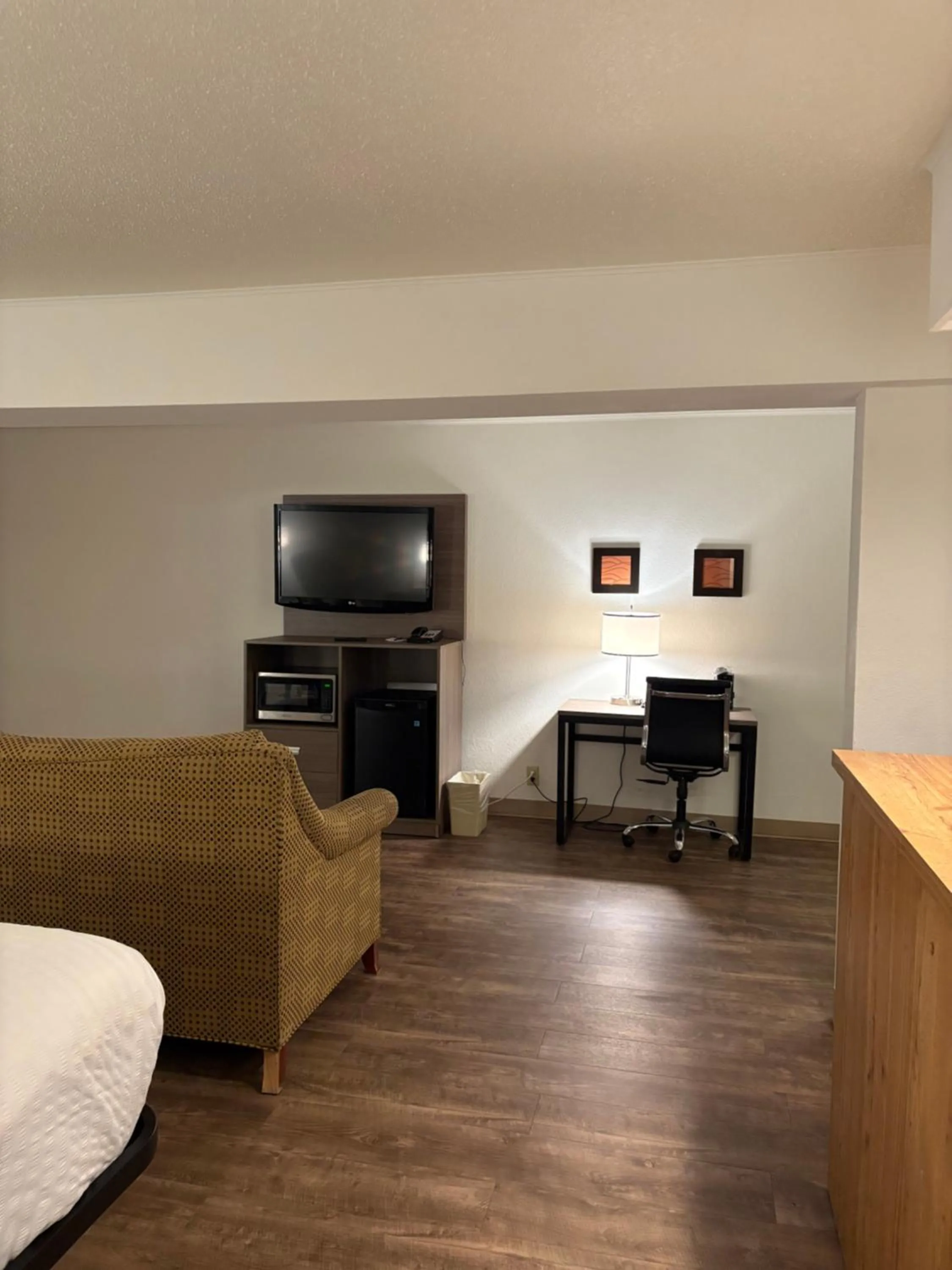 TV and multimedia in Clarion Inn & Suites and Convention Center